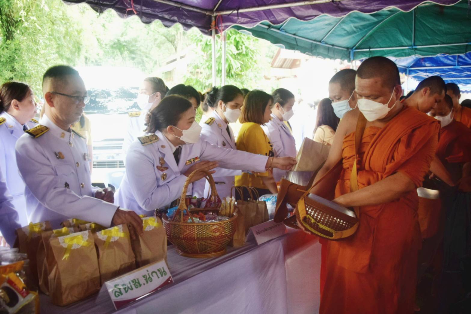 พช.น่าน ร่วมประกอบพิธีทำบุญตักบาตรถวายเป็นพระราชกุศล เนื่องในวันนวมินทรมหาราช พระบาทสมเด็จพระบรมชนกาธิเบศร มหาภูมิพลอดุลยเดชมหาราช บรมนาถบพิตร