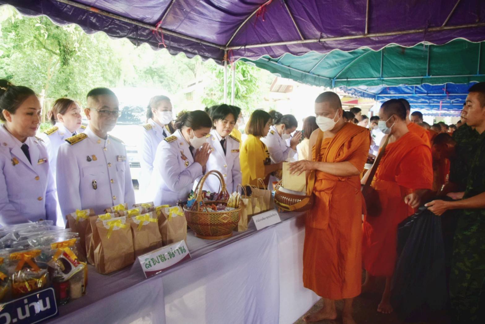 พช.น่าน ร่วมประกอบพิธีทำบุญตักบาตรถวายเป็นพระราชกุศล เนื่องในวันนวมินทรมหาราช พระบาทสมเด็จพระบรมชนกาธิเบศร มหาภูมิพลอดุลยเดชมหาราช บรมนาถบพิตร