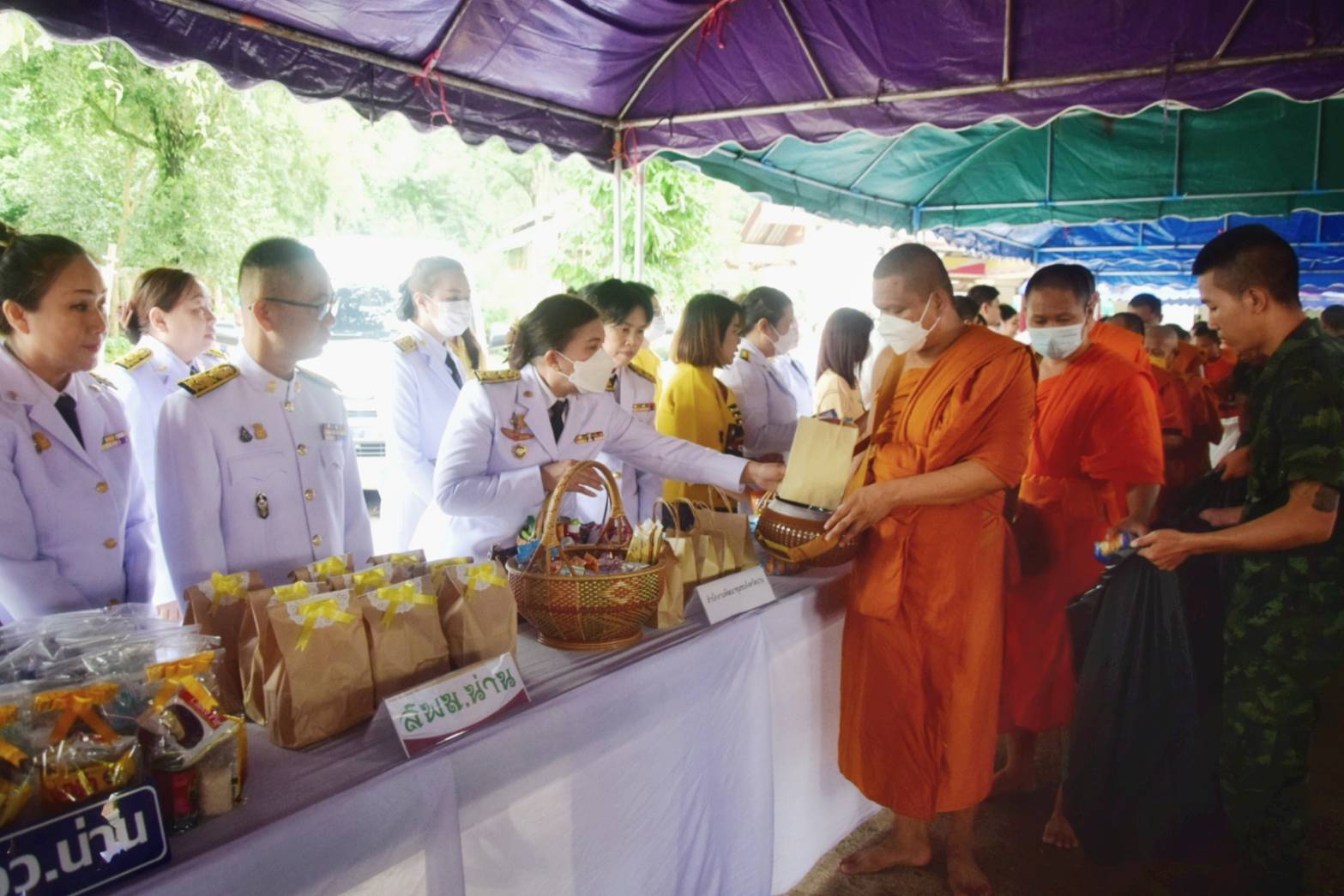 พช.น่าน ร่วมประกอบพิธีทำบุญตักบาตรถวายเป็นพระราชกุศล เนื่องในวันนวมินทรมหาราช พระบาทสมเด็จพระบรมชนกาธิเบศร มหาภูมิพลอดุลยเดชมหาราช บรมนาถบพิตร