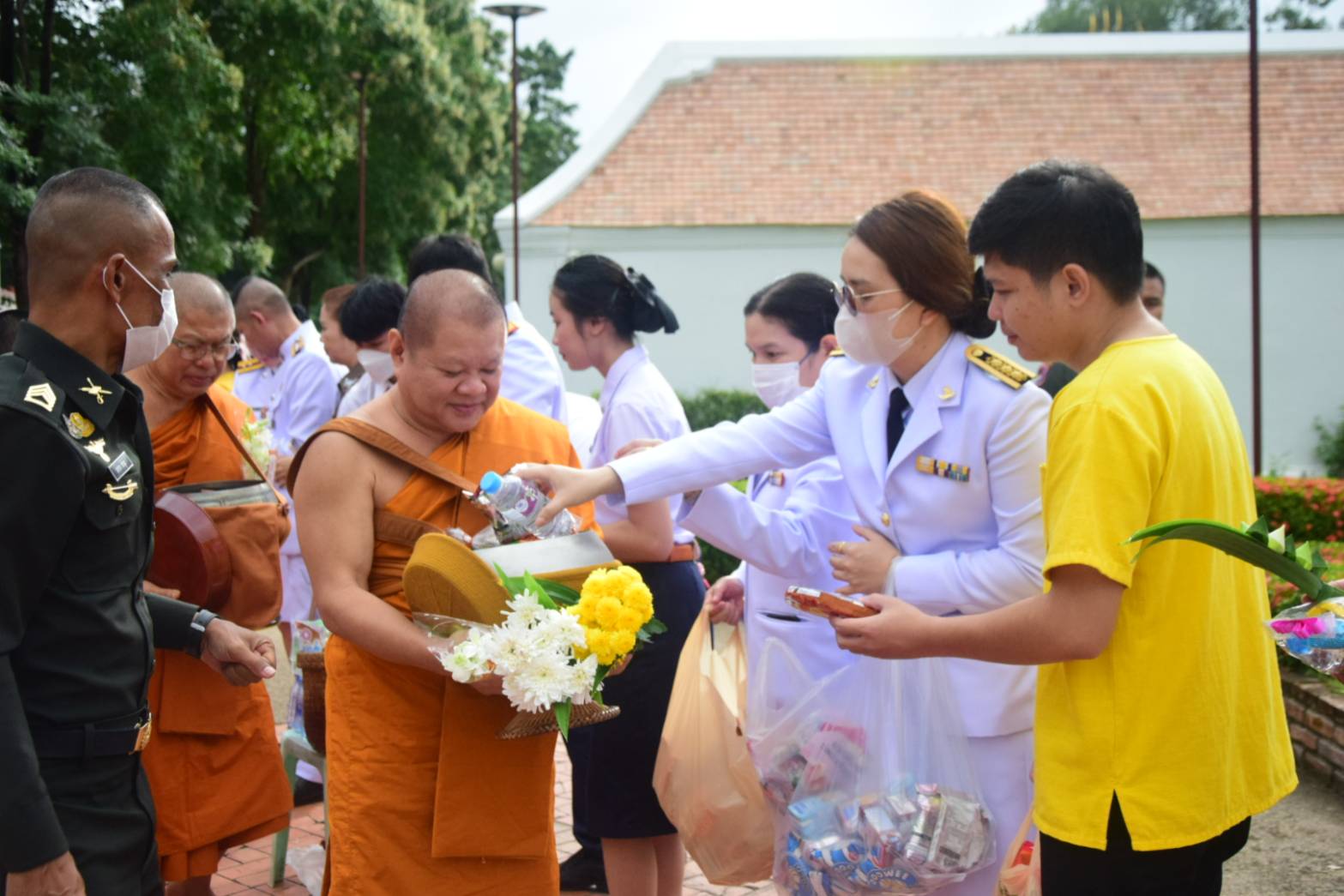 พช.น่าน ร่วมประกอบพิธีทำบุญตักบาตรถวายเป็นพระราชกุศล เนื่องในวันนวมินทรมหาราช พระบาทสมเด็จพระบรมชนกาธิเบศร มหาภูมิพลอดุลยเดชมหาราช บรมนาถบพิตร