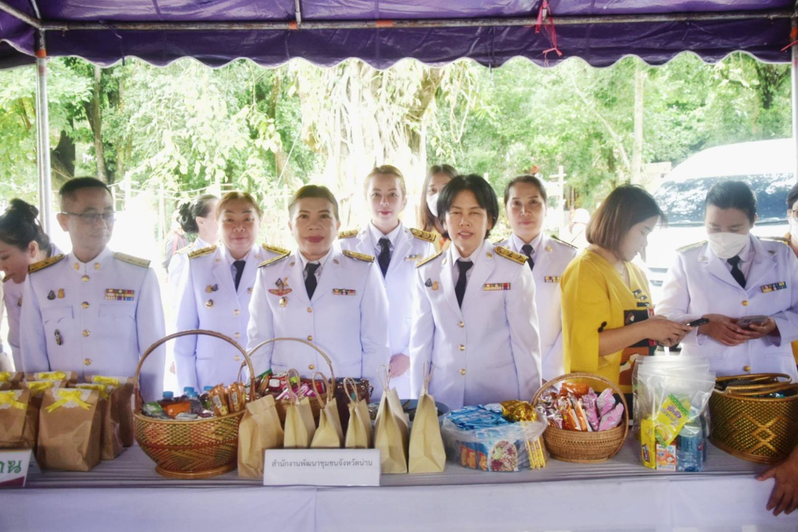 พช.น่าน ร่วมประกอบพิธีทำบุญตักบาตรถวายเป็นพระราชกุศล เนื่องในวันนวมินทรมหาราช พระบาทสมเด็จพระบรมชนกาธิเบศร มหาภูมิพลอดุลยเดชมหาราช บรมนาถบพิตร