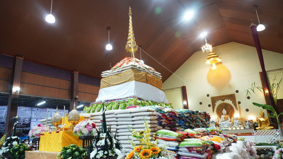 พช.น่าน : ร่วมพิธีทอดผ้าป่าเจดีย์ข้าวสาร มหาสังฆทานช่วยเหลือสังคม ปีที่ 6