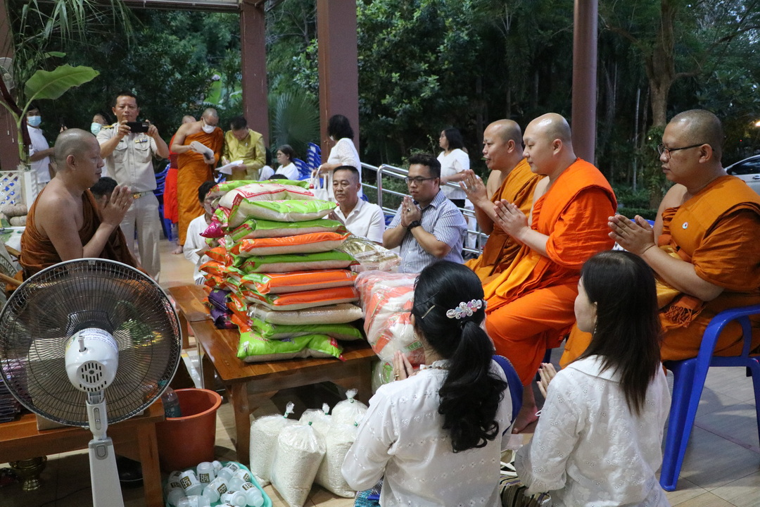 พช.น่าน : ร่วมพิธีทอดผ้าป่าเจดีย์ข้าวสาร มหาสังฆทานช่วยเหลือสังคม ปีที่ 6