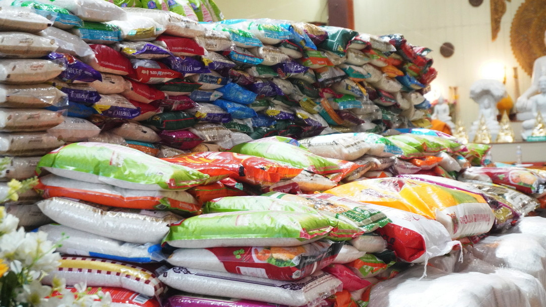 พช.น่าน : ร่วมพิธีทอดผ้าป่าเจดีย์ข้าวสาร มหาสังฆทานช่วยเหลือสังคม ปีที่ 6