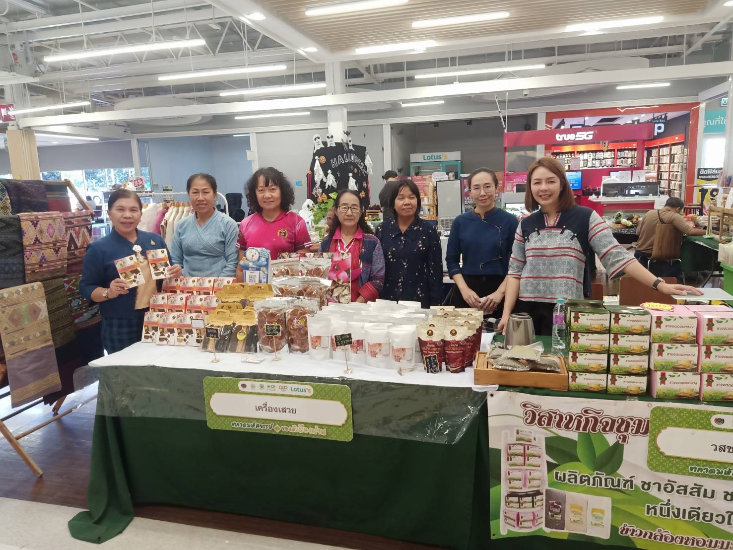 พช.น่าน เยี่ยมชมและให้กำลังใจผู้ผลิตผู้ประกอบการ OTOP ในงานตลาด “มหัศจรรย์ ของดีเมืองน่าน”