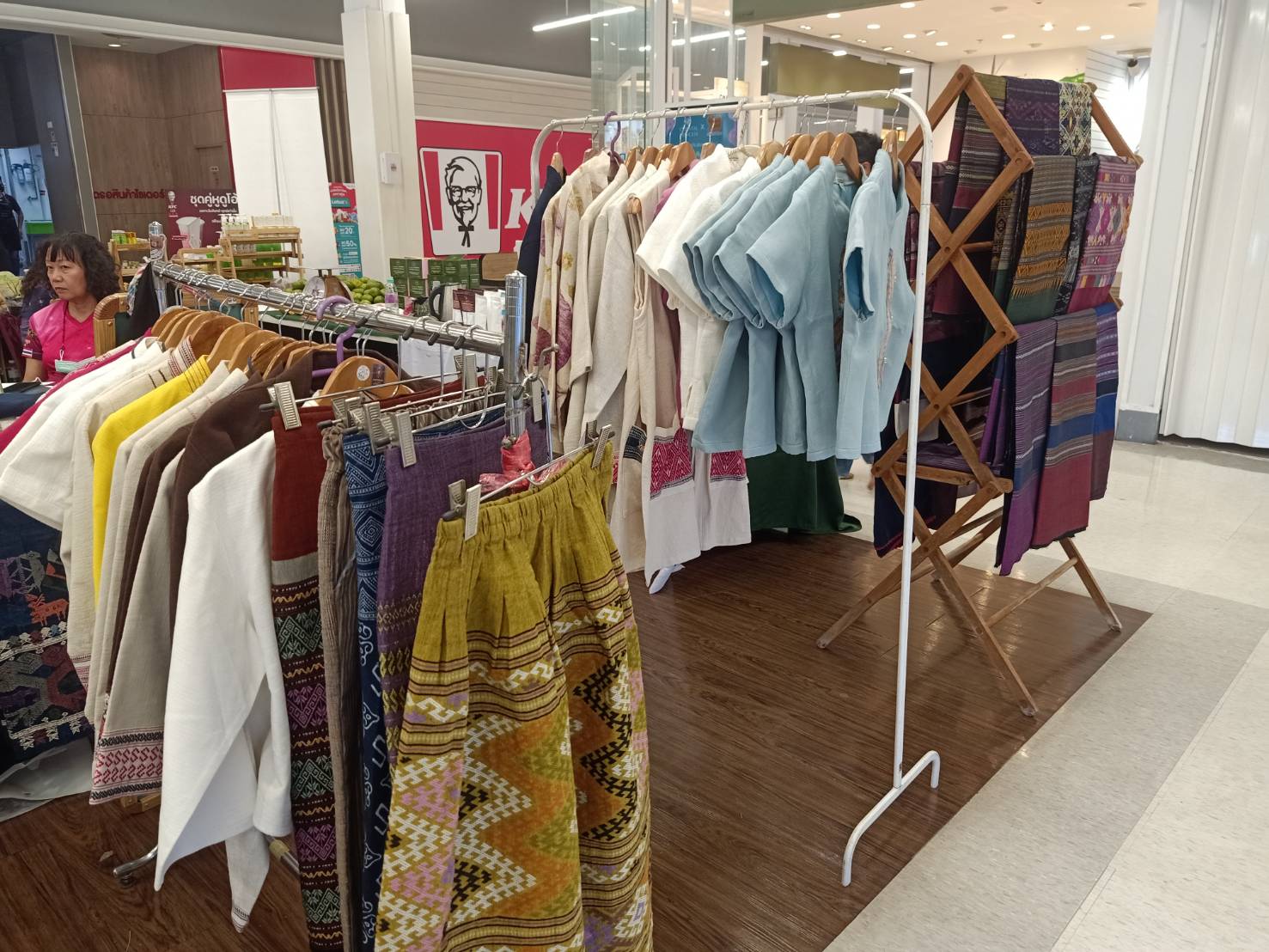 พช.น่าน เยี่ยมชมและให้กำลังใจผู้ผลิตผู้ประกอบการ OTOP ในงานตลาด “มหัศจรรย์ ของดีเมืองน่าน”