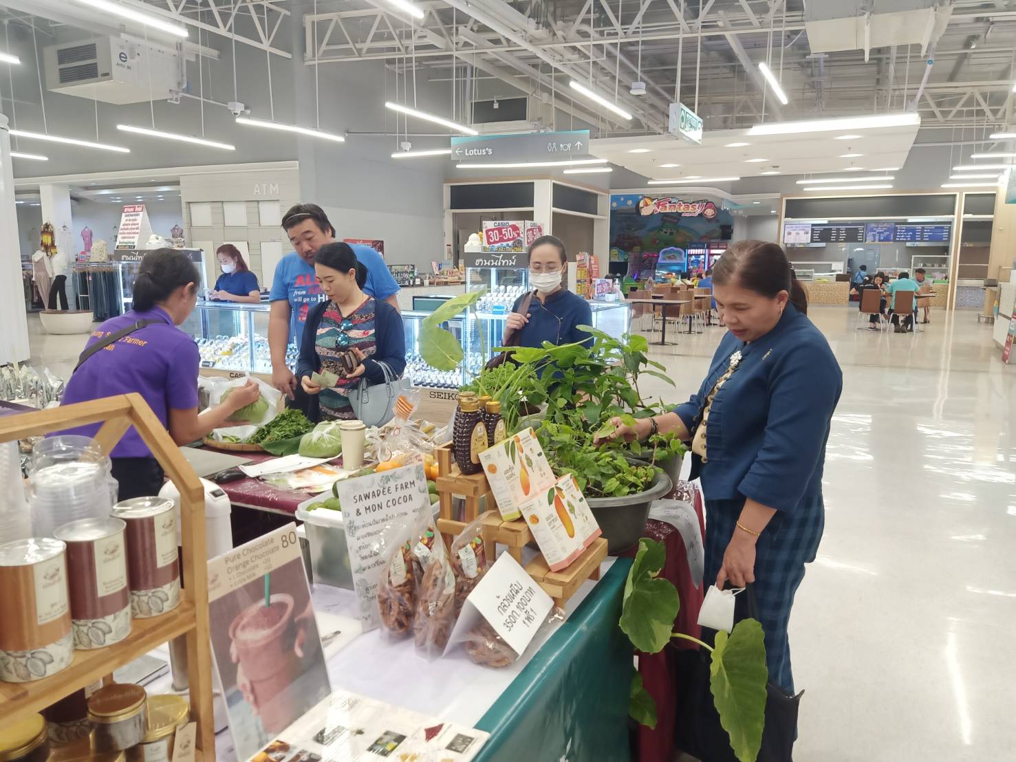 พช.น่าน เยี่ยมชมและให้กำลังใจผู้ผลิตผู้ประกอบการ OTOP ในงานตลาด “มหัศจรรย์ ของดีเมืองน่าน”