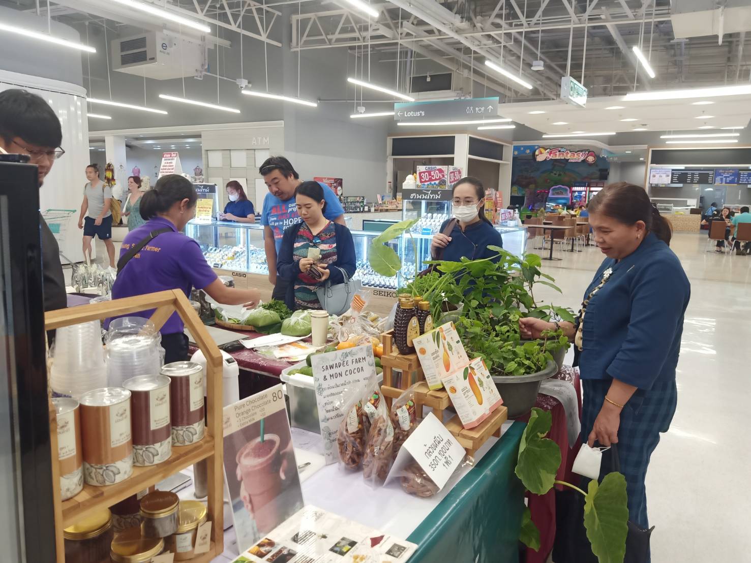 พช.น่าน เยี่ยมชมและให้กำลังใจผู้ผลิตผู้ประกอบการ OTOP ในงานตลาด “มหัศจรรย์ ของดีเมืองน่าน”