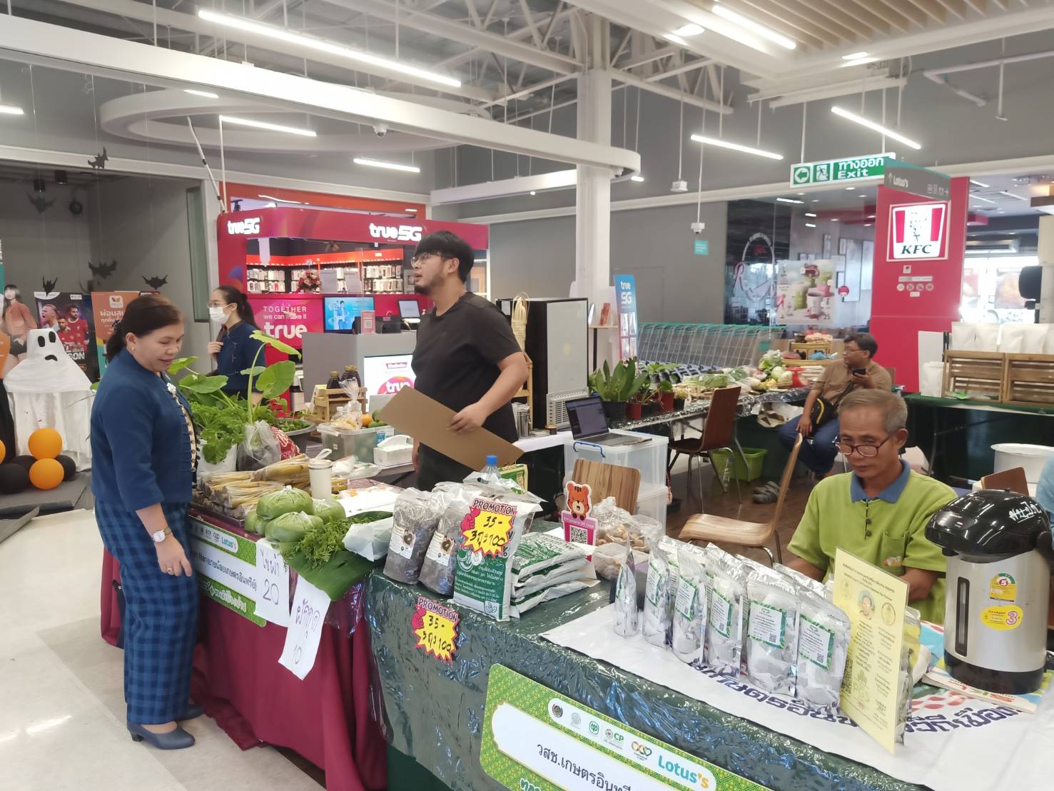 พช.น่าน เยี่ยมชมและให้กำลังใจผู้ผลิตผู้ประกอบการ OTOP ในงานตลาด “มหัศจรรย์ ของดีเมืองน่าน”