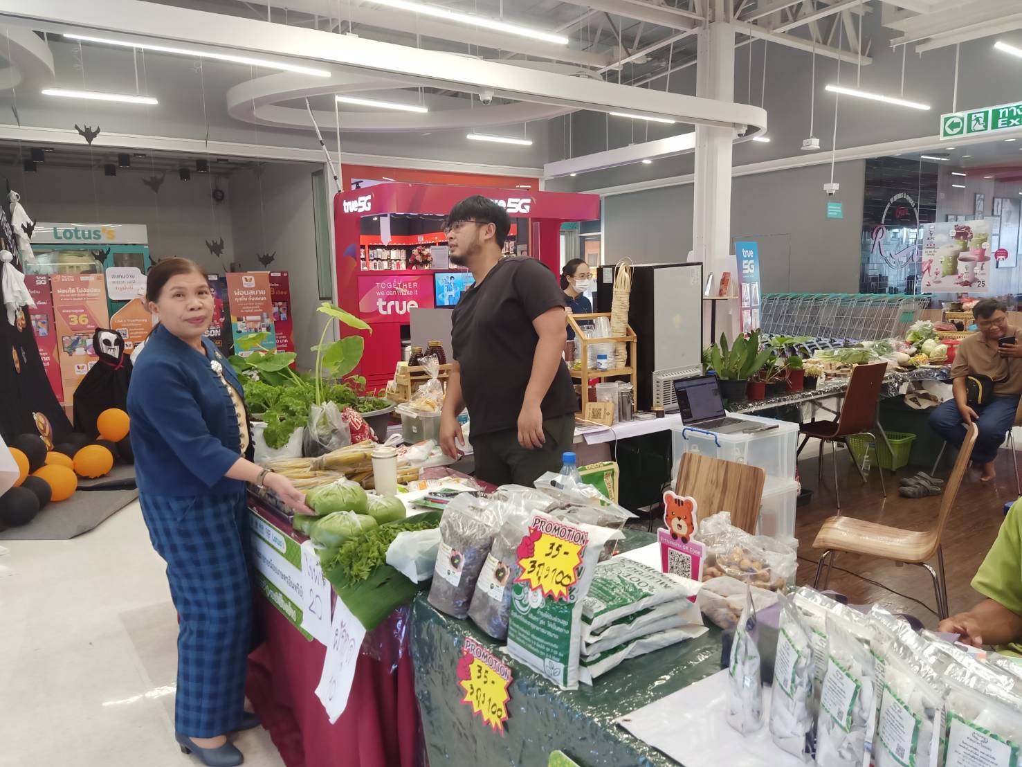 พช.น่าน เยี่ยมชมและให้กำลังใจผู้ผลิตผู้ประกอบการ OTOP ในงานตลาด “มหัศจรรย์ ของดีเมืองน่าน”