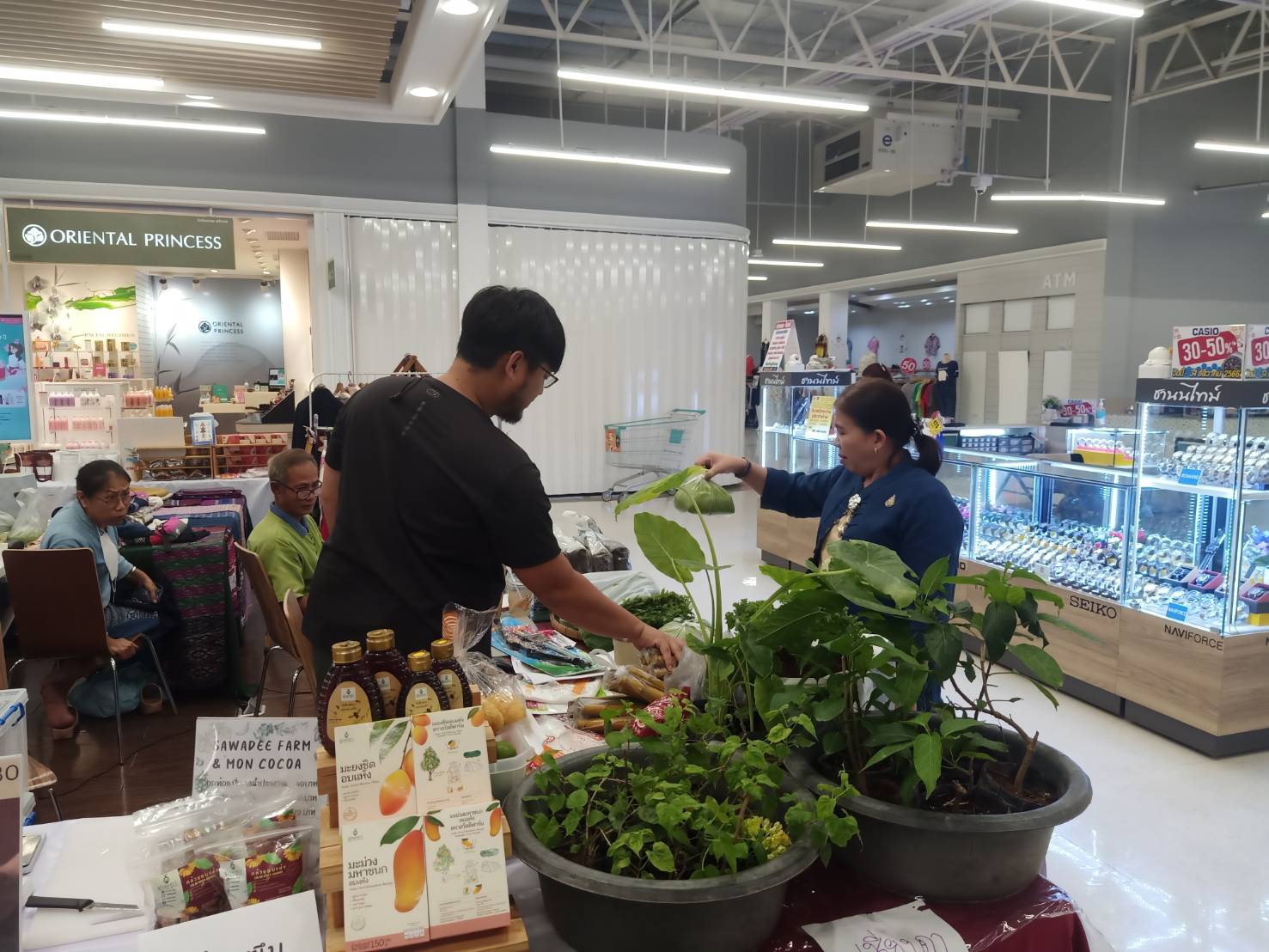 พช.น่าน เยี่ยมชมและให้กำลังใจผู้ผลิตผู้ประกอบการ OTOP ในงานตลาด “มหัศจรรย์ ของดีเมืองน่าน”