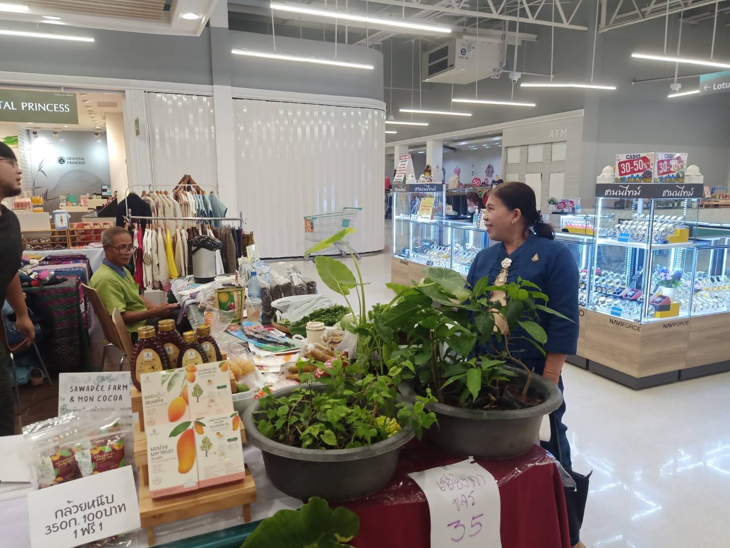 พช.น่าน เยี่ยมชมและให้กำลังใจผู้ผลิตผู้ประกอบการ OTOP ในงานตลาด “มหัศจรรย์ ของดีเมืองน่าน”