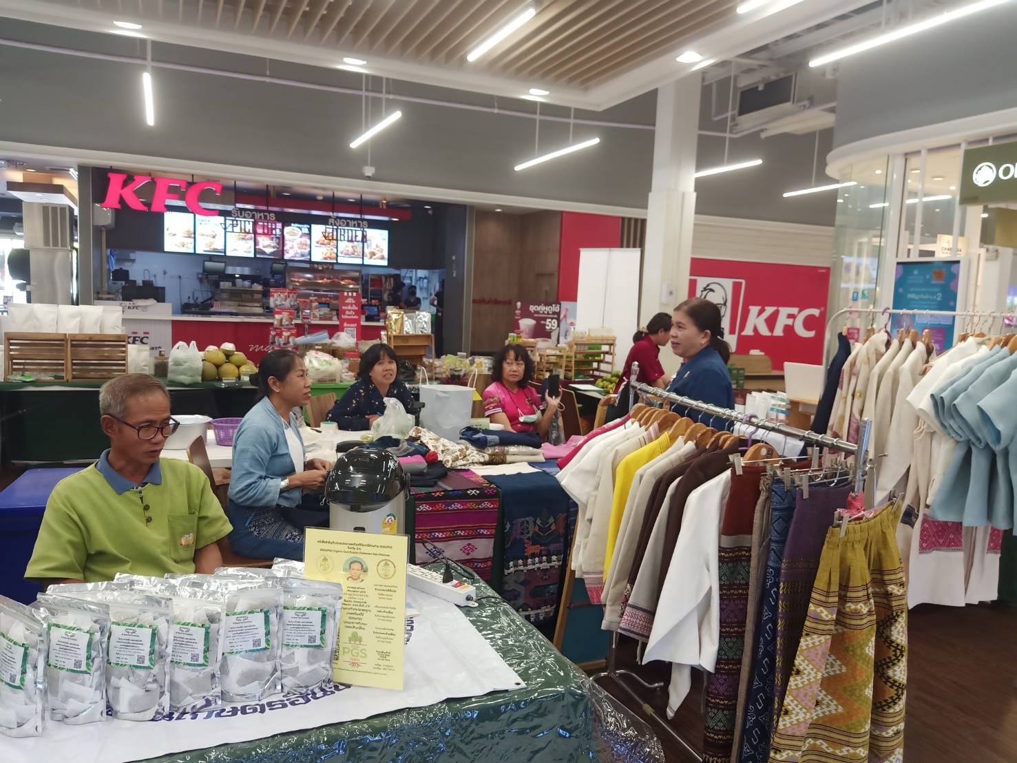 พช.น่าน เยี่ยมชมและให้กำลังใจผู้ผลิตผู้ประกอบการ OTOP ในงานตลาด “มหัศจรรย์ ของดีเมืองน่าน”