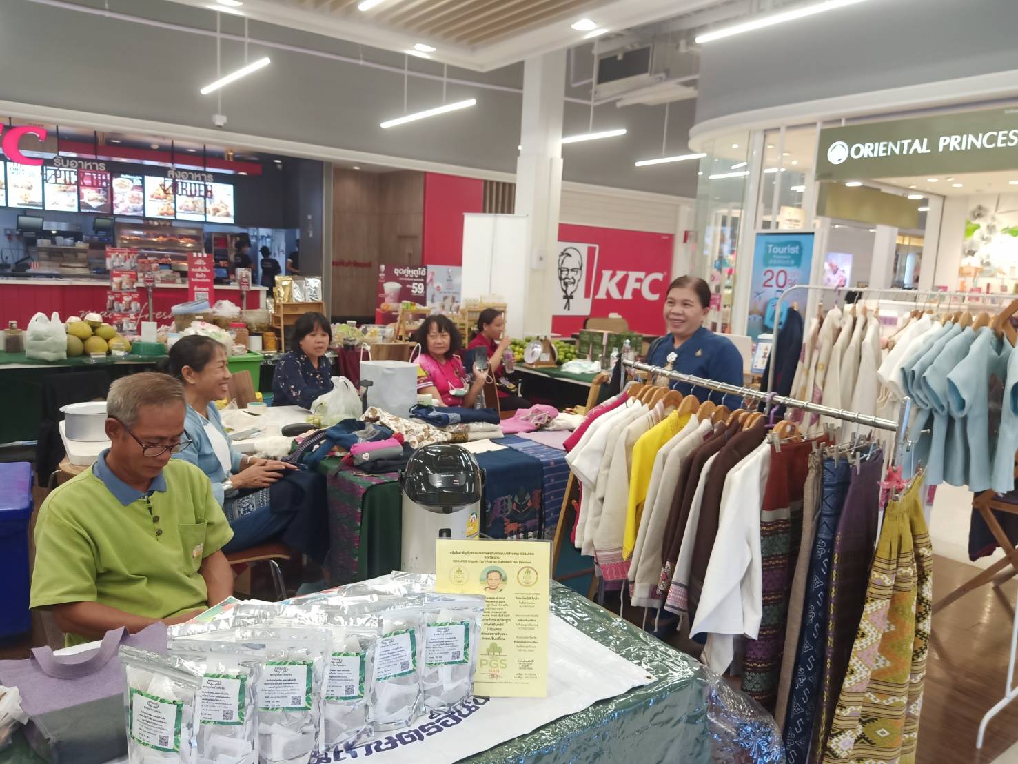 พช.น่าน เยี่ยมชมและให้กำลังใจผู้ผลิตผู้ประกอบการ OTOP ในงานตลาด “มหัศจรรย์ ของดีเมืองน่าน”