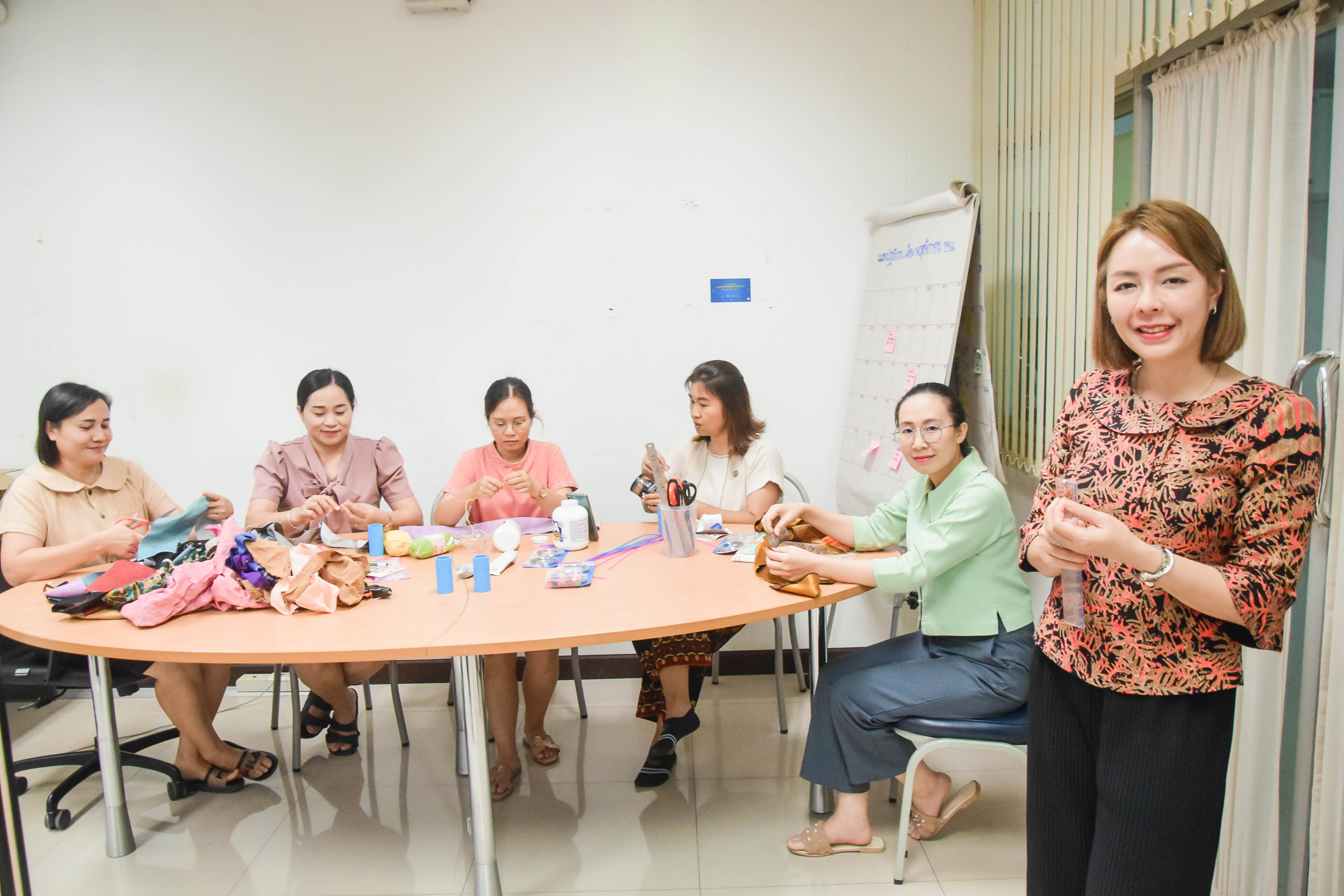 พช.น่าน ประดิษฐ์ผีเสื้อจากผ้าไทยประจำจังหวัดน่าน เพื่อใช้สำหรับงานวันกาชาด 100 ปี