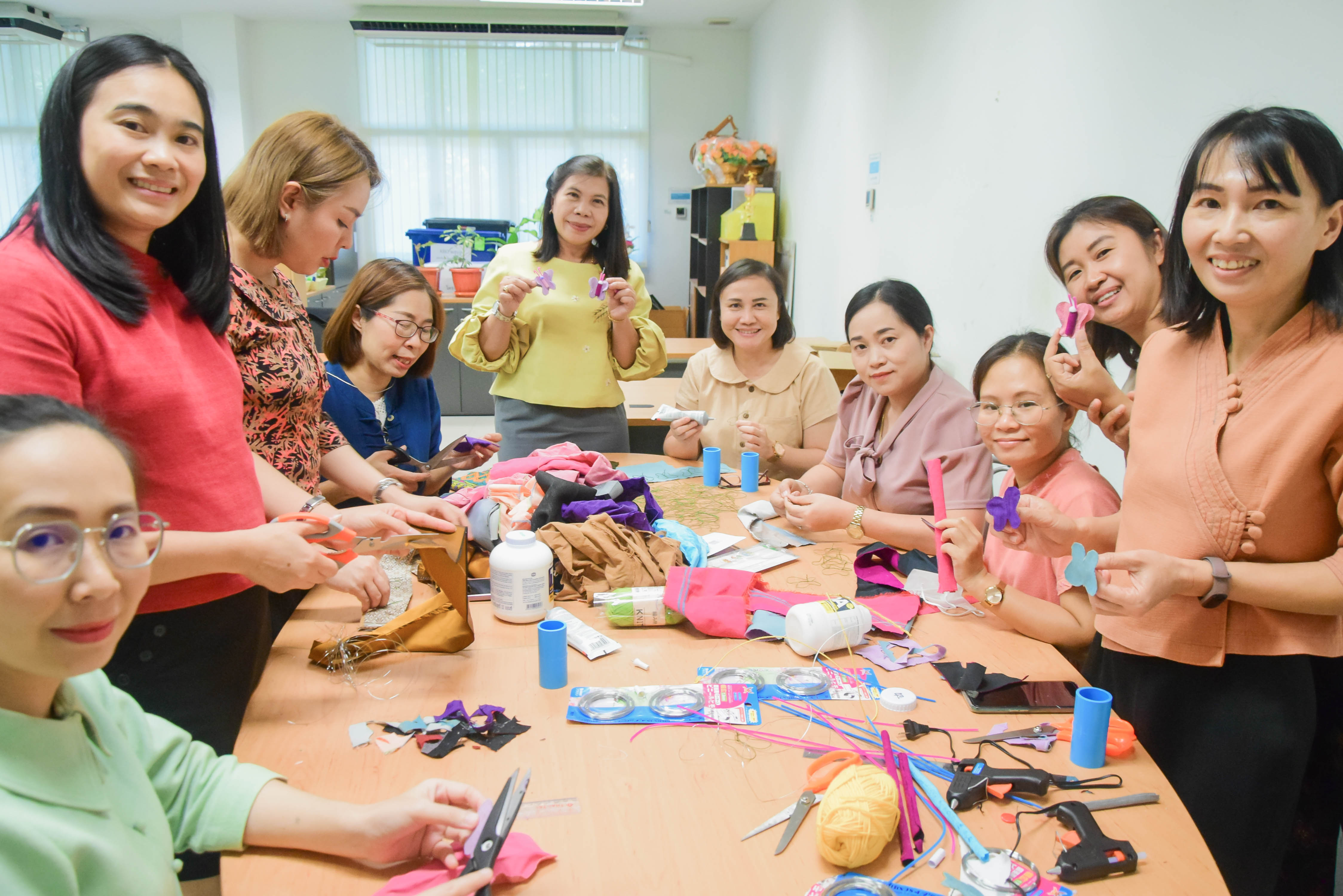 พช.น่าน ประดิษฐ์ผีเสื้อจากผ้าไทยประจำจังหวัดน่าน เพื่อใช้สำหรับงานวันกาชาด 100 ปี