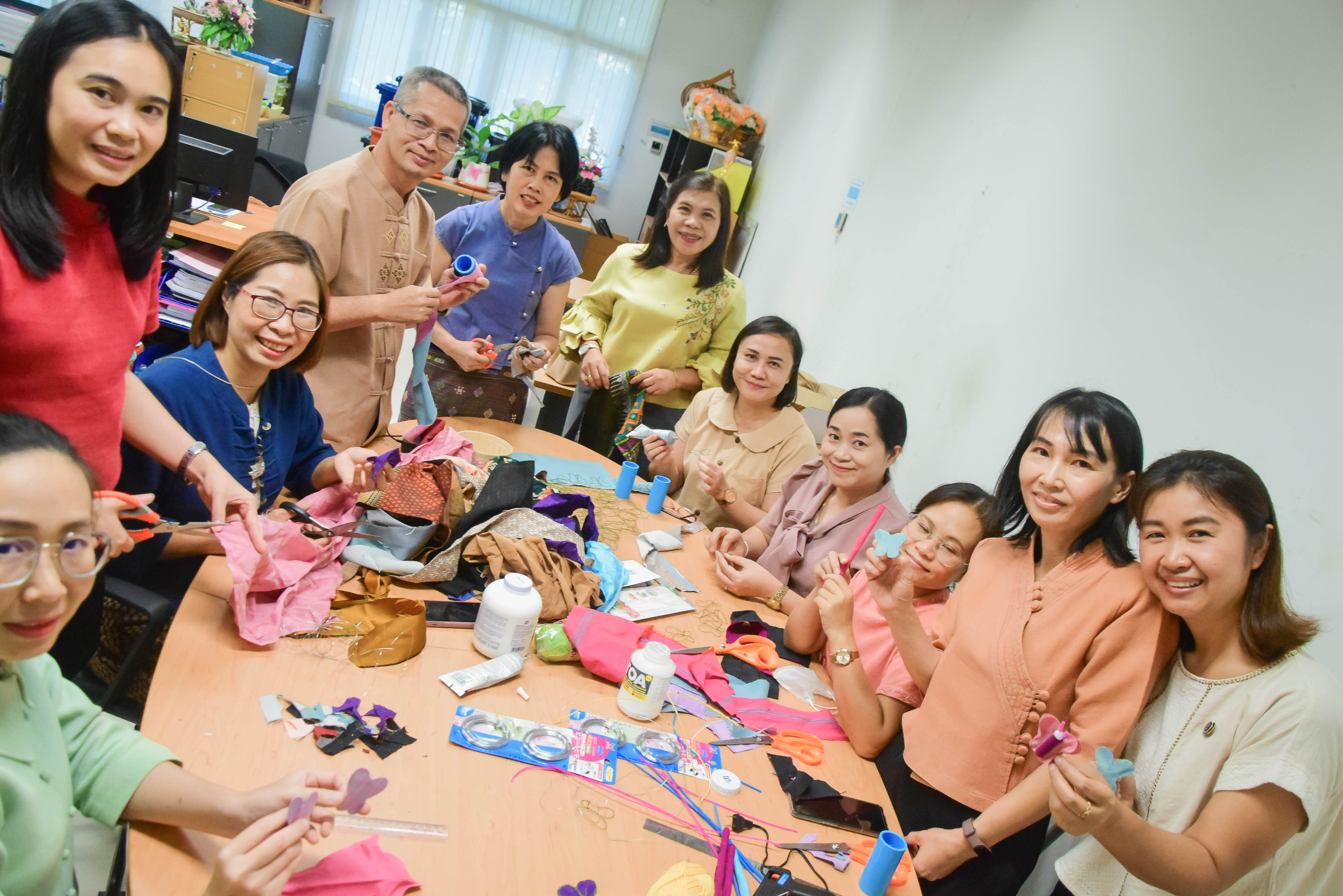 พช.น่าน ประดิษฐ์ผีเสื้อจากผ้าไทยประจำจังหวัดน่าน เพื่อใช้สำหรับงานวันกาชาด 100 ปี