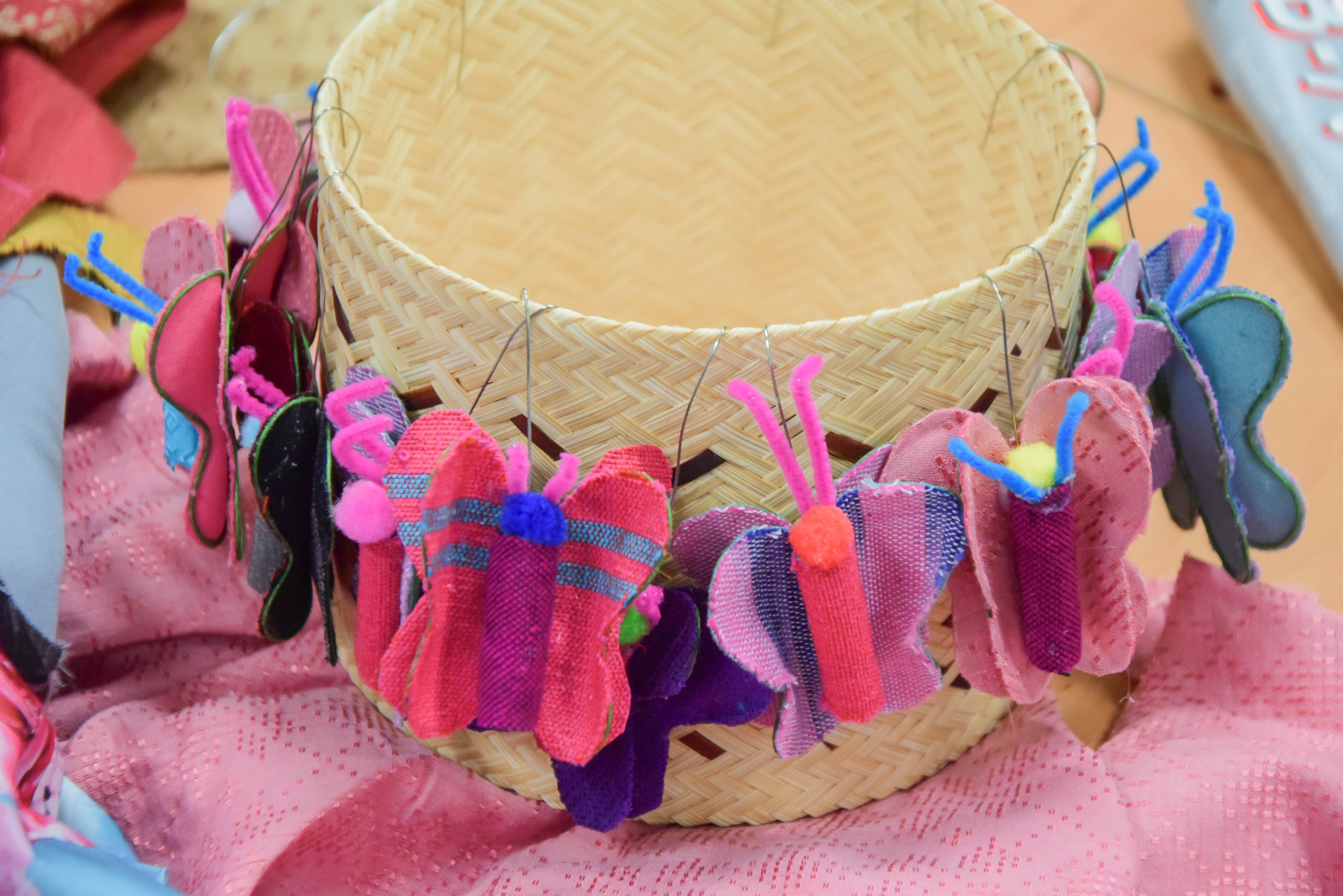 พช.น่าน ประดิษฐ์ผีเสื้อจากผ้าไทยประจำจังหวัดน่าน เพื่อใช้สำหรับงานวันกาชาด 100 ปี