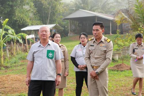 น่าน เยี่ยมชมศูนย์ผู้นำจิตอาสาพัฒนาชุมชนตำบลบ่อเกลือใต้ และครัวเรือน “ผู้นำต้องทำก่อน” ปลูกผักสวนครัวเพื่อสร้างความมั่นคงทางอาหาร