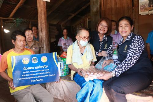 น่าน ส่วนราชการ เยี่ยมบ้านครัวเรือนยากจน TPMAP ให้ความช่วยเหลือและมอบถุงยังชีพ เครื่องอุปโภคบริโภค ในพื้นที่อำเภอบ่อเกลือ