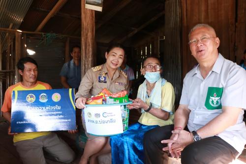 น่าน ส่วนราชการ เยี่ยมบ้านครัวเรือนยากจน TPMAP ให้ความช่วยเหลือและมอบถุงยังชีพ เครื่องอุปโภคบริโภค ในพื้นที่อำเภอบ่อเกลือ