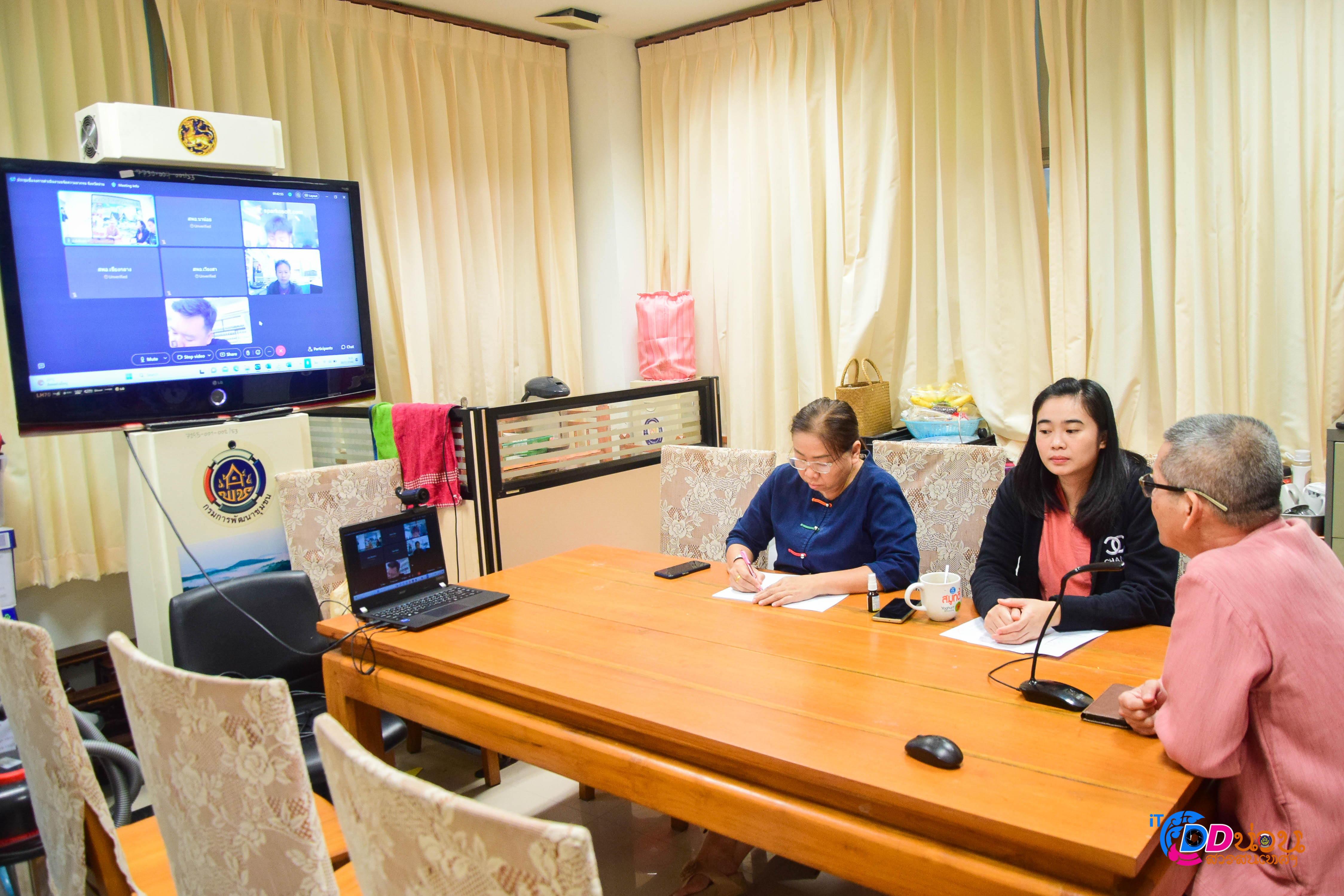 พช.น่าน ประชุมชี้แจงแนวทางการดำเนินงานภารกิจสำคัญที่อธิบดีกรมการพัฒนาชุมชนเน้นย้ำ ไตรมาส 1 เรื่องศูนย์อำนวยการขจัดความยากจนและพัฒนาคนทุกช่วงวัยอย่างยั่งยืนตามหลักปรัชญาของเศรษฐกิจพอเพียง (ศพจ.) ผ่านระบบประชุมออนไลน์ Webex Meeting