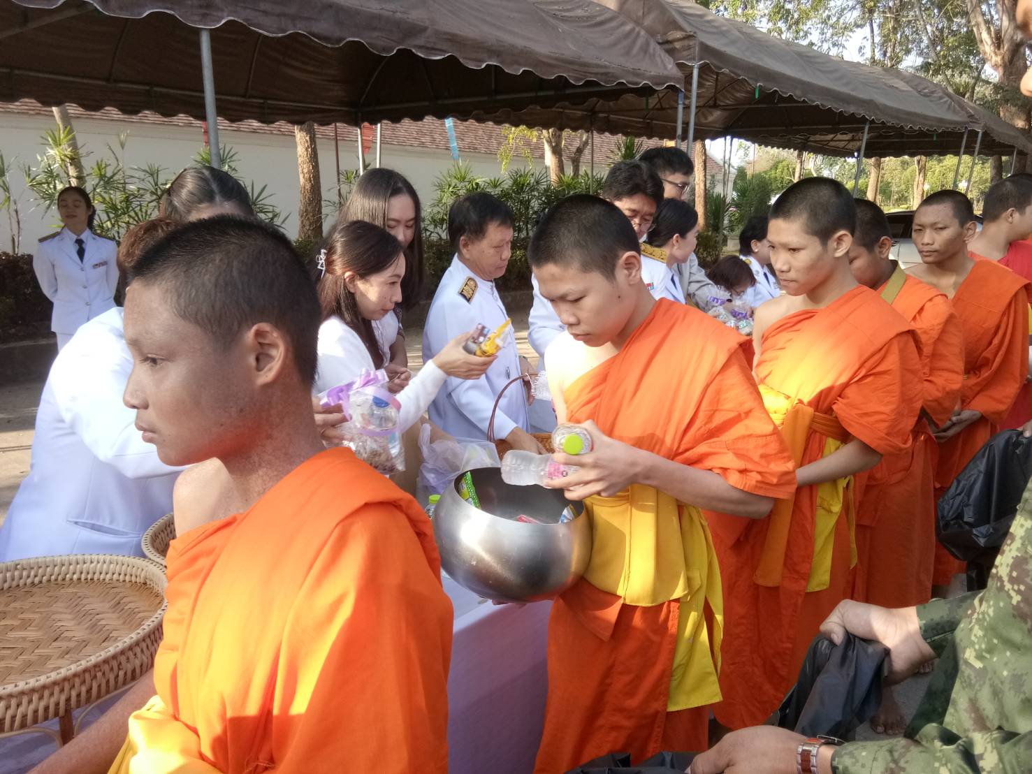 พช.น่าน ร่วมพิธี สวดพระพุทธมนต์และพิธีทำบุญตักบาตรถวายพระราชกุศลเนื่องในวันพ่อขุนรามคำแหงมหาราช ปี 2567