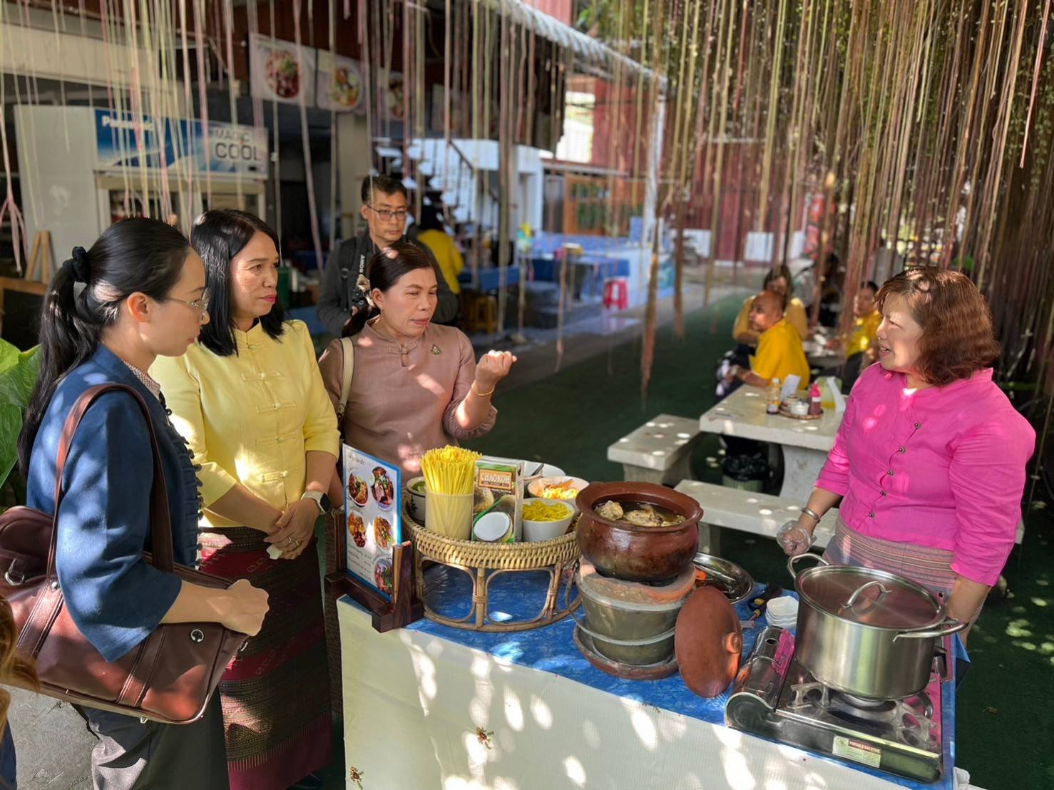 พช.น่าน ร่วมกิจกรรมทดสอบโปรแกรมการจัดนิทรรศการแบบกระจายที่ผู้ชมลงมือปฎิบัติด้วยตนเองตามโครงการค้นหาผู้จัดโปรแกรมท่องเที่ยวเชิงสร้างสรรค์ (Champ) ผลิตภัณฑ์เด่นและการทดสอบโปรแกรมท่องเที่ยวเชิงสร้างสรรค์