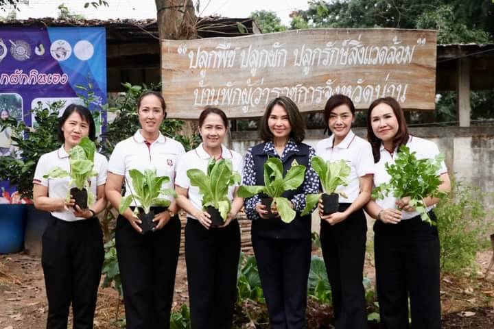 พช.น่านร่วมกับชมรมแม่บ้านมหาดไทยจังหวัดน่าน และแม่บ้านตำรวจภูธรจังหวัดน่าน น้อมนำแนวพระราชดำริของสมเด็จพระกนิษฐาธิราชเจ้า กรมสมเด็จพระเทพรัตนราชสุดา ฯ สยามบรมราชกุมารี “บ้านนี้มีรัก ปลูกผักกินเอง” สู่การปลูกผักสวนครัว เพื่อสร้างความมั่นคงทางอาหาร