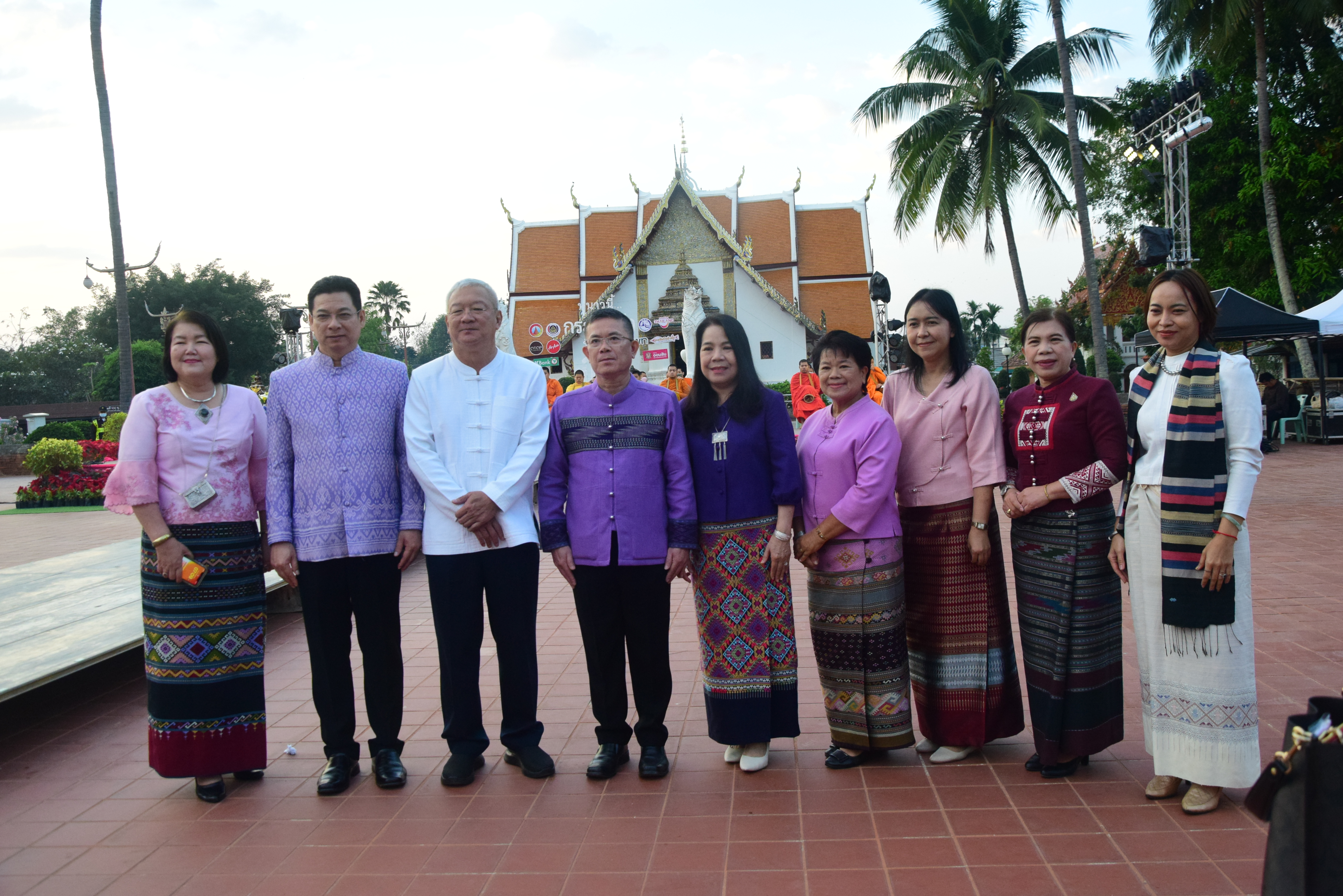 พช.น่าน ร่วมพิธีบุญมงคลทำบุญตักบาตรคู่ขวัญคู่รัก กิจกรรมส่งเสริมการท่องเที่ยว “หนาวนี้กระซิบรักที่น่าน ปีที่ 12”