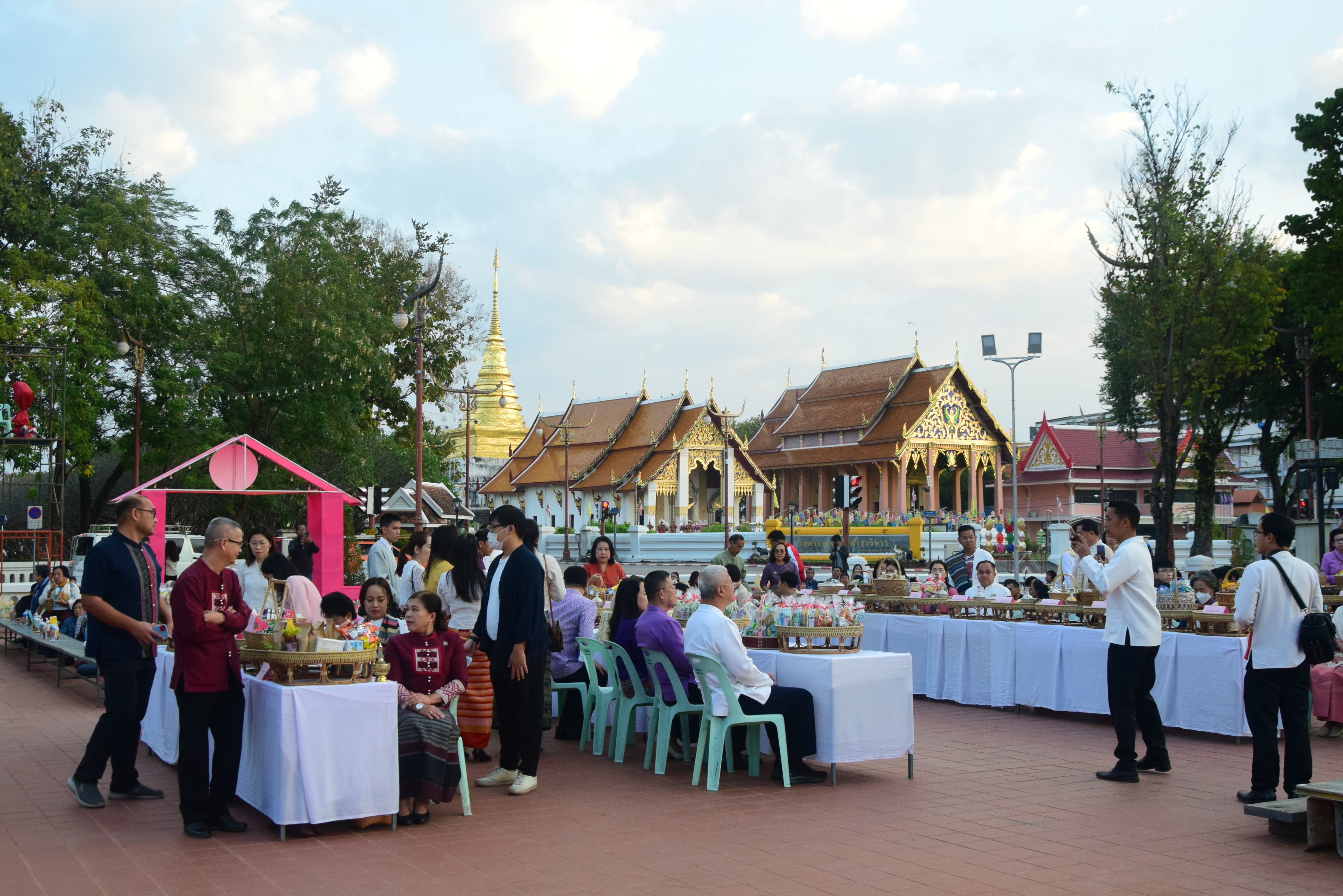 พช.น่าน ร่วมพิธีบุญมงคลทำบุญตักบาตรคู่ขวัญคู่รัก กิจกรรมส่งเสริมการท่องเที่ยว “หนาวนี้กระซิบรักที่น่าน ปีที่ 12”
