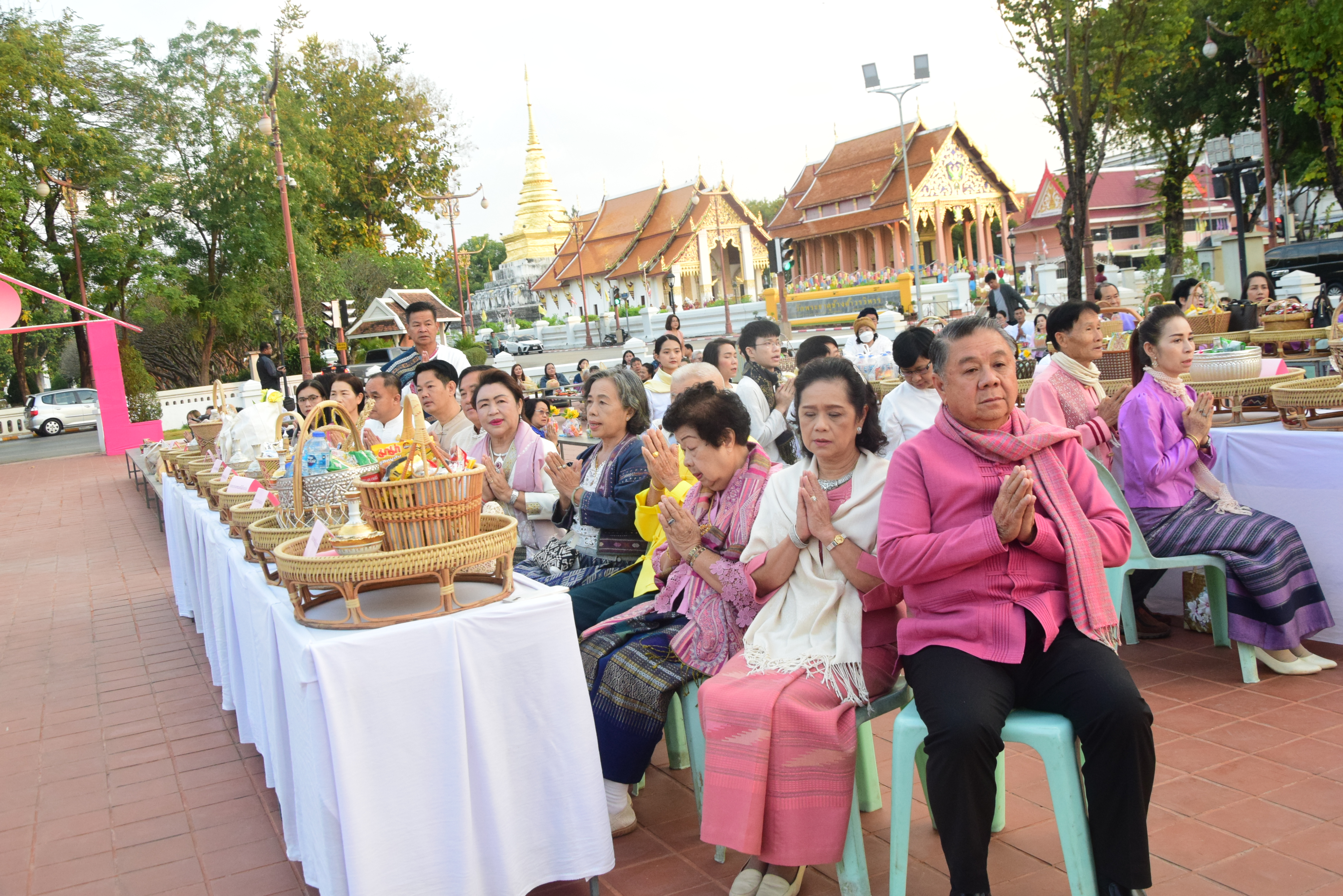 พช.น่าน ร่วมพิธีบุญมงคลทำบุญตักบาตรคู่ขวัญคู่รัก กิจกรรมส่งเสริมการท่องเที่ยว “หนาวนี้กระซิบรักที่น่าน ปีที่ 12”