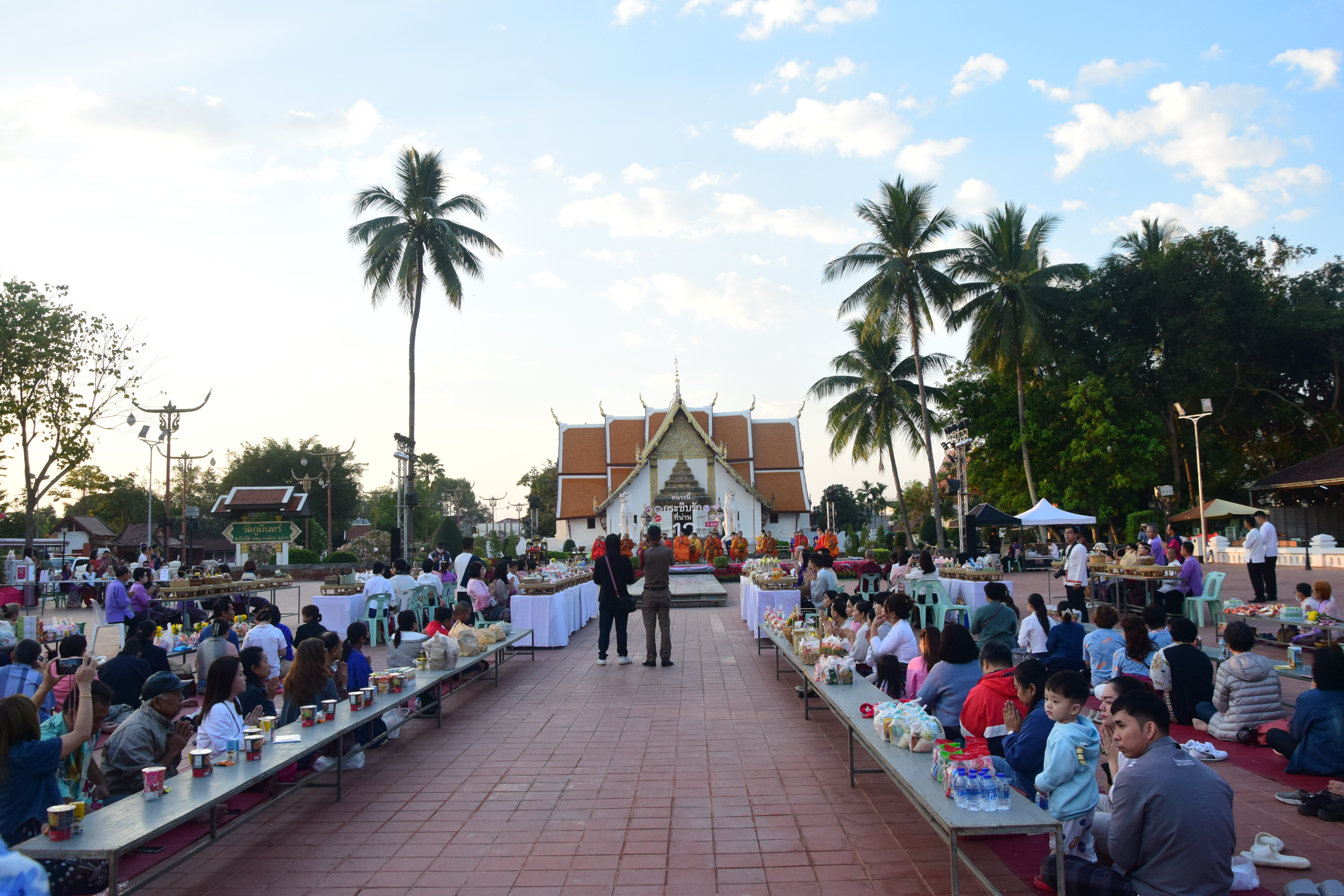 พช.น่าน ร่วมพิธีบุญมงคลทำบุญตักบาตรคู่ขวัญคู่รัก กิจกรรมส่งเสริมการท่องเที่ยว “หนาวนี้กระซิบรักที่น่าน ปีที่ 12”