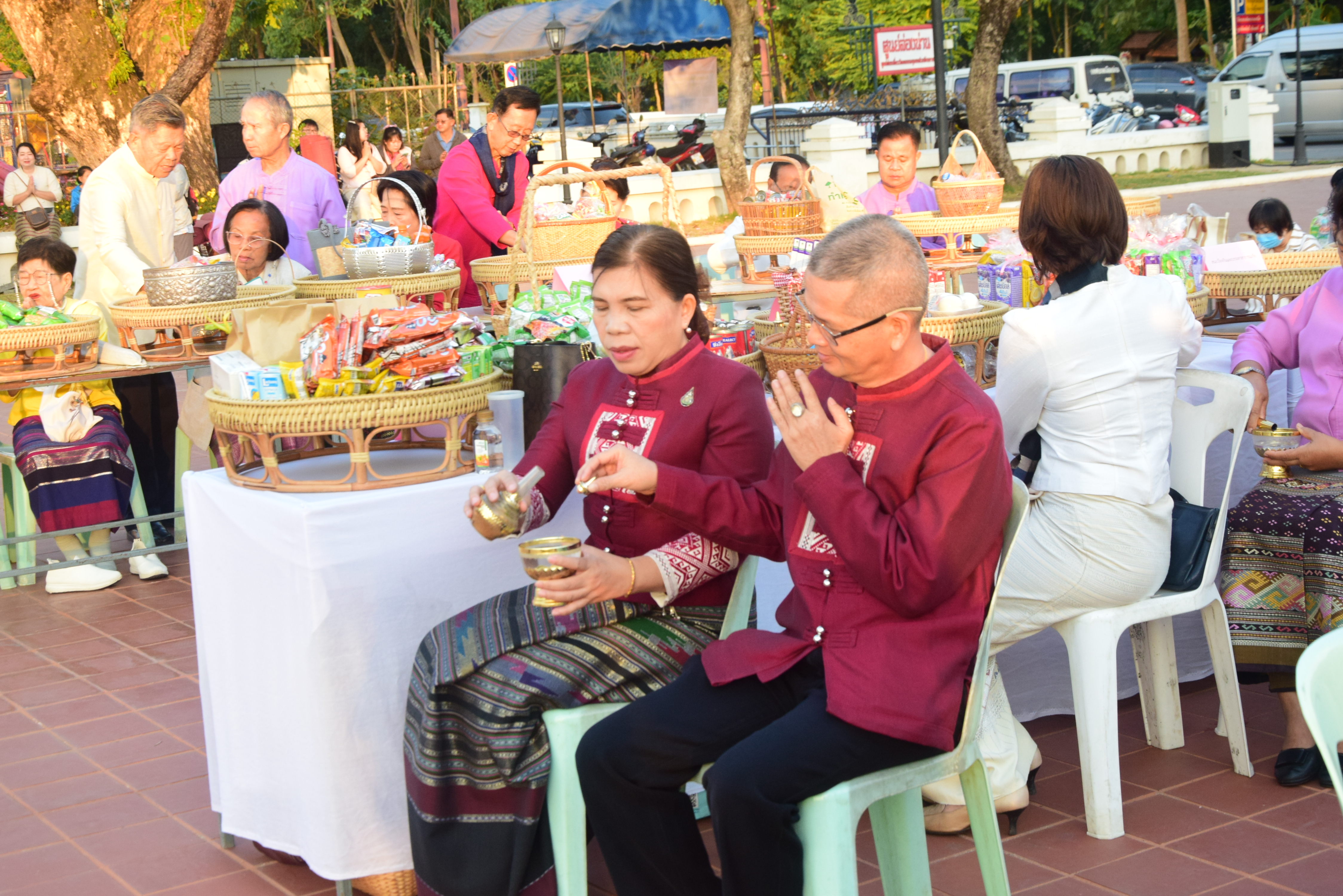 พช.น่าน ร่วมพิธีบุญมงคลทำบุญตักบาตรคู่ขวัญคู่รัก กิจกรรมส่งเสริมการท่องเที่ยว “หนาวนี้กระซิบรักที่น่าน ปีที่ 12”