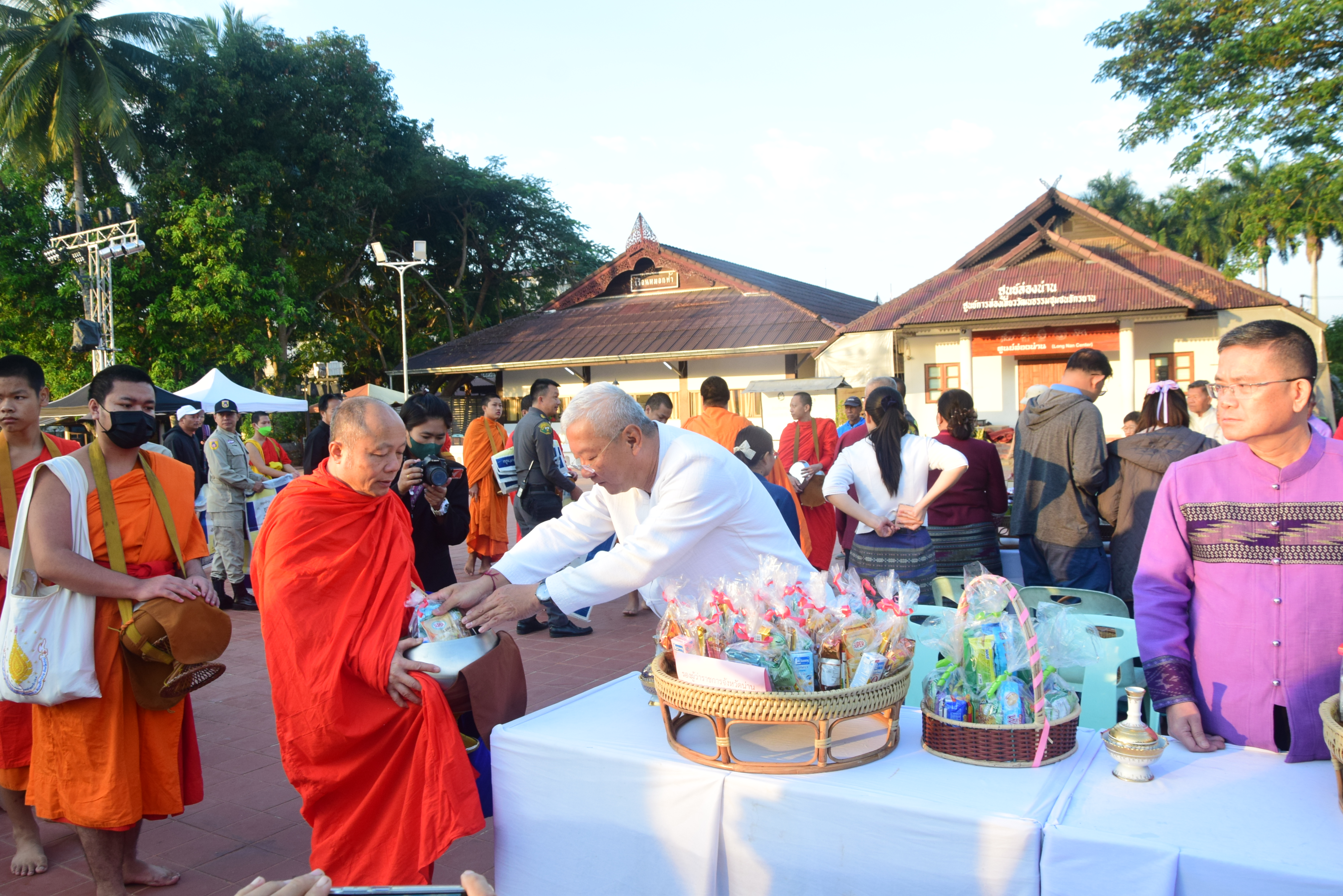 พช.น่าน ร่วมพิธีบุญมงคลทำบุญตักบาตรคู่ขวัญคู่รัก กิจกรรมส่งเสริมการท่องเที่ยว “หนาวนี้กระซิบรักที่น่าน ปีที่ 12”