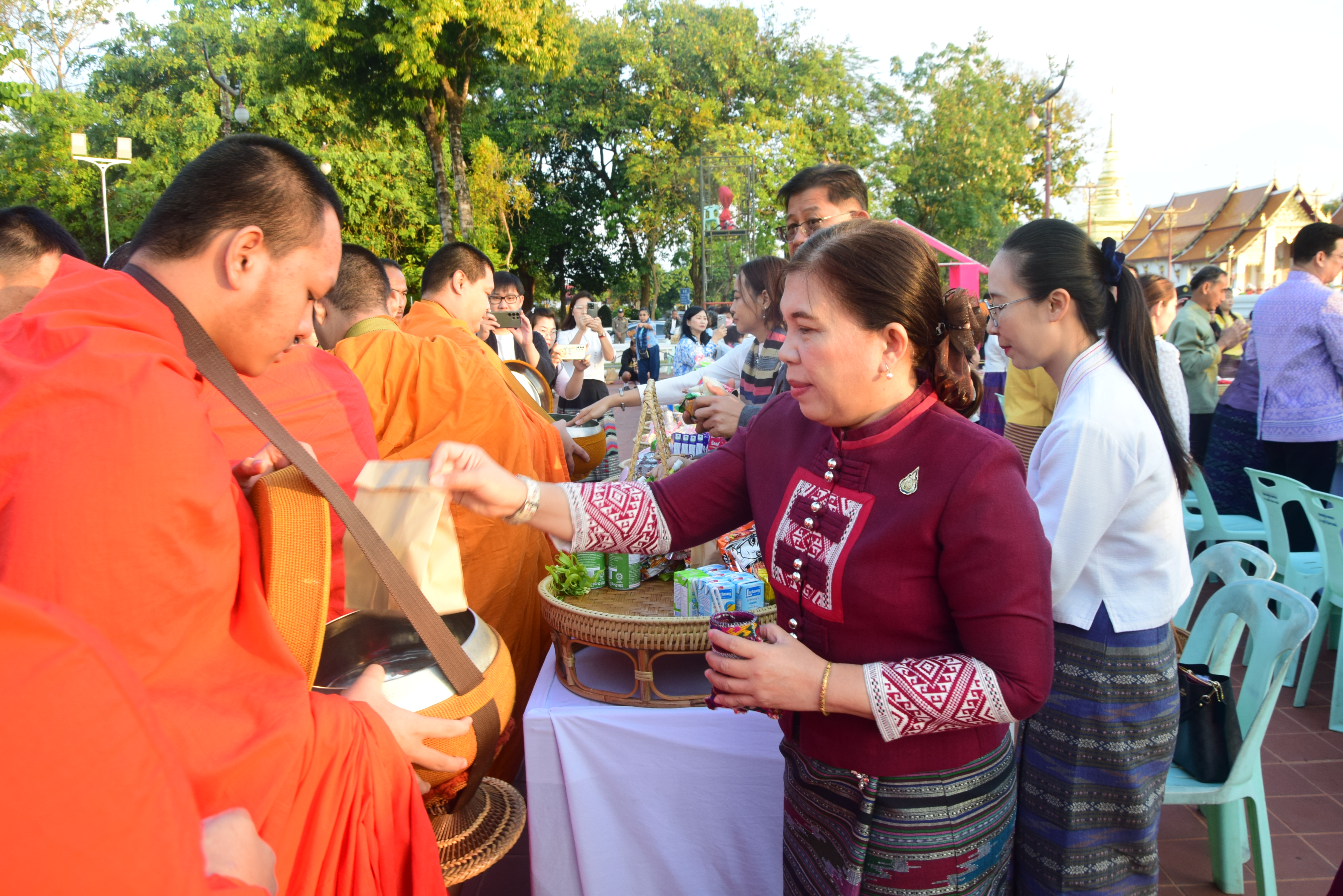 พช.น่าน ร่วมพิธีบุญมงคลทำบุญตักบาตรคู่ขวัญคู่รัก กิจกรรมส่งเสริมการท่องเที่ยว “หนาวนี้กระซิบรักที่น่าน ปีที่ 12”