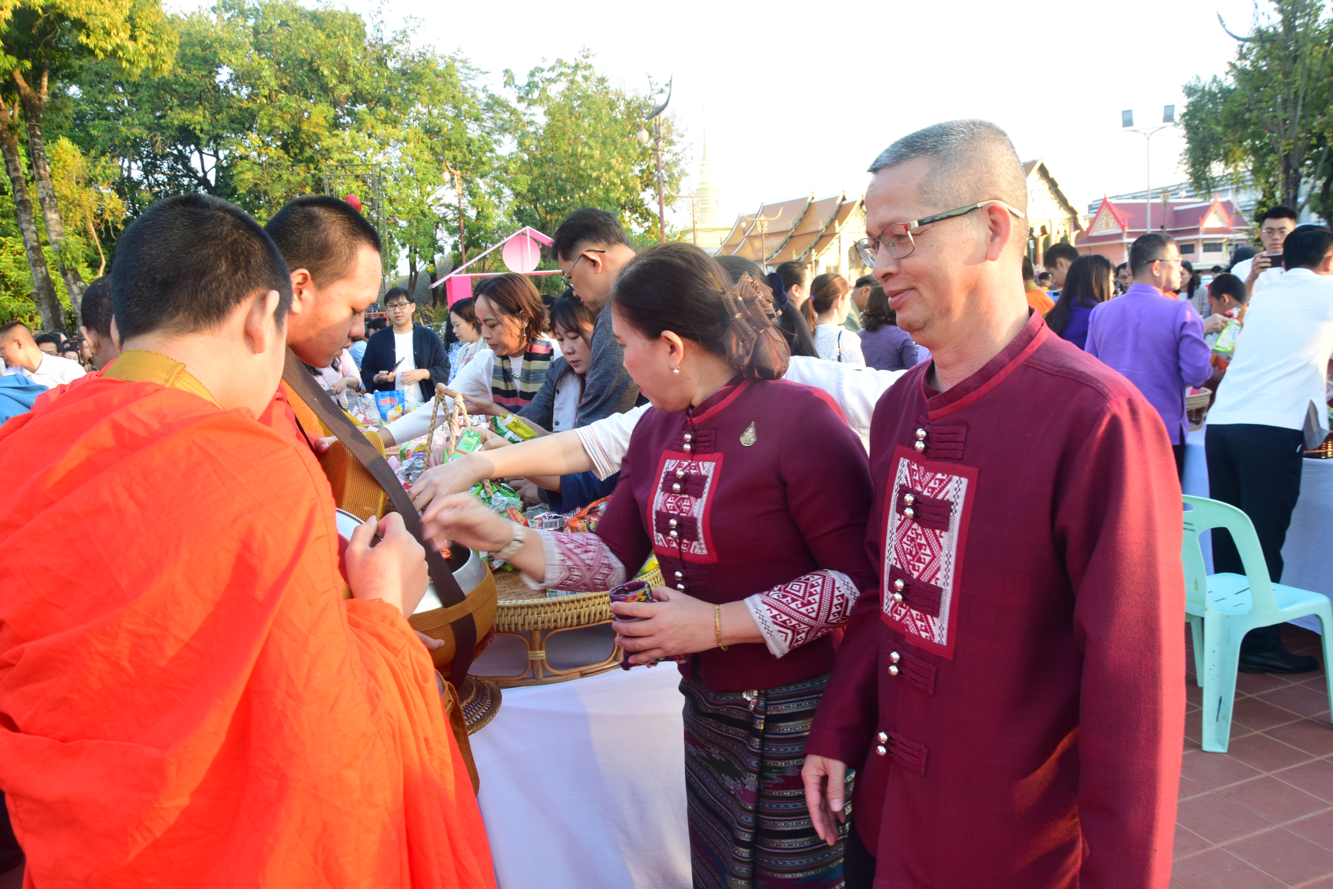 พช.น่าน ร่วมพิธีบุญมงคลทำบุญตักบาตรคู่ขวัญคู่รัก กิจกรรมส่งเสริมการท่องเที่ยว “หนาวนี้กระซิบรักที่น่าน ปีที่ 12”