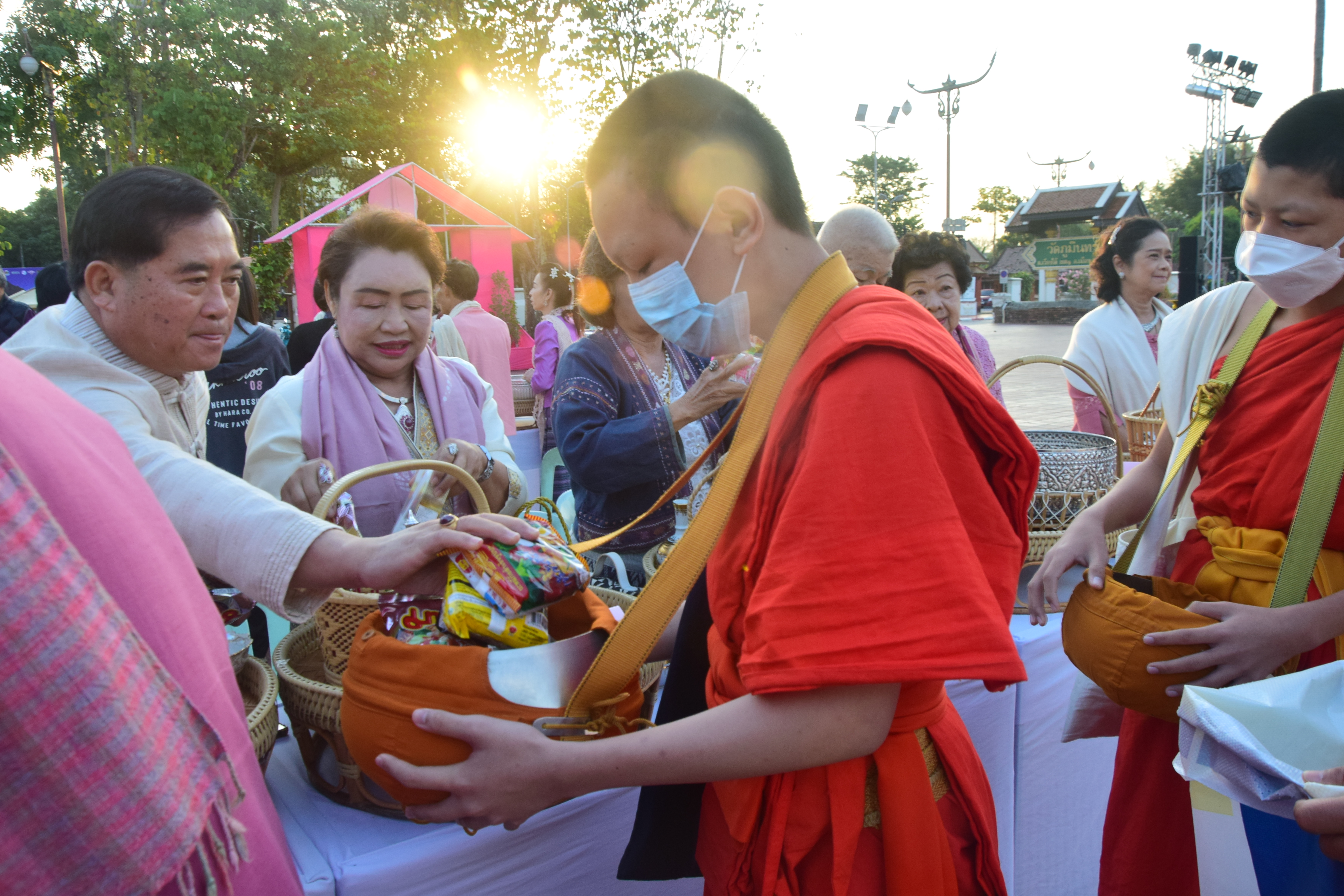พช.น่าน ร่วมพิธีบุญมงคลทำบุญตักบาตรคู่ขวัญคู่รัก กิจกรรมส่งเสริมการท่องเที่ยว “หนาวนี้กระซิบรักที่น่าน ปีที่ 12”