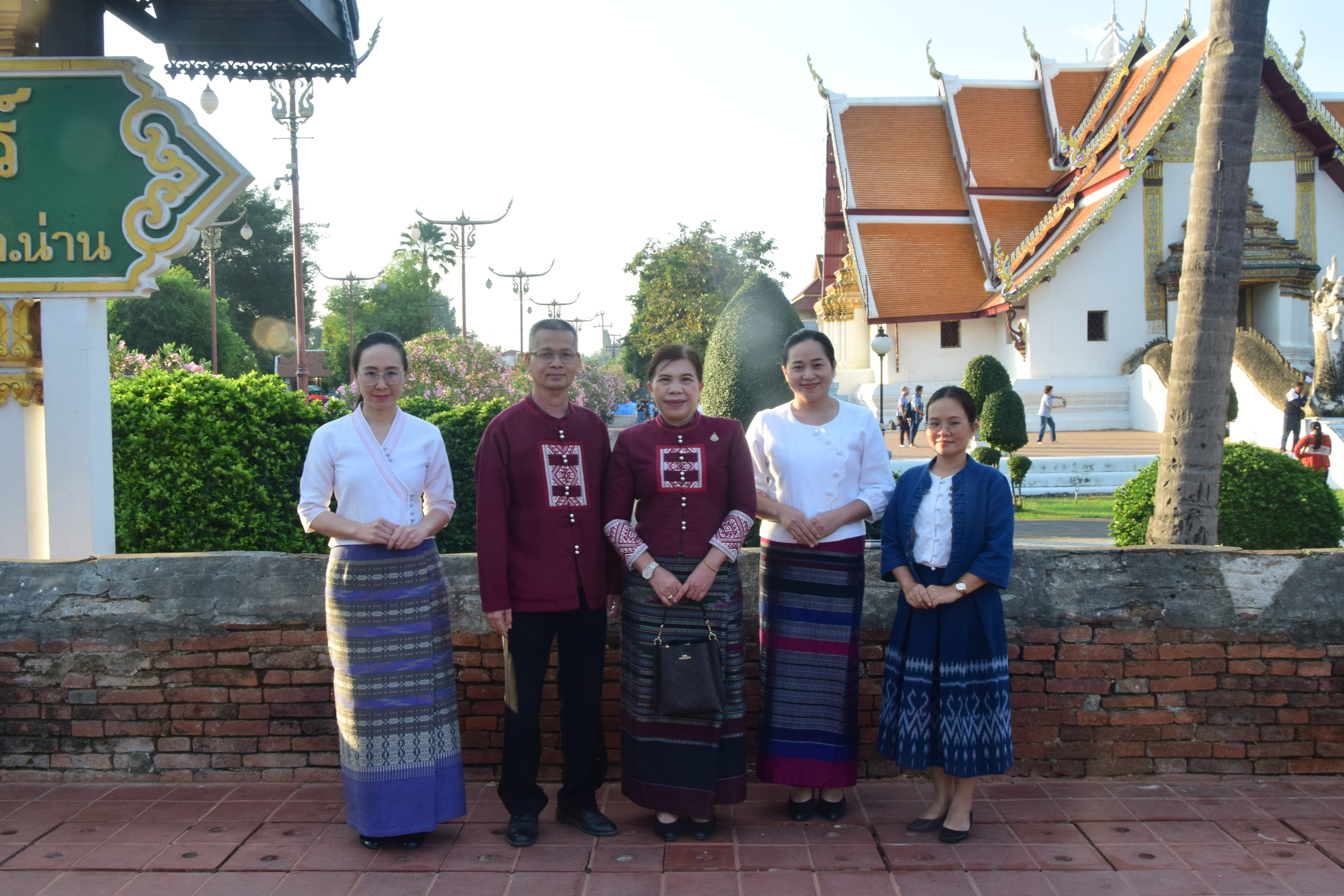 พช.น่าน ร่วมพิธีบุญมงคลทำบุญตักบาตรคู่ขวัญคู่รัก กิจกรรมส่งเสริมการท่องเที่ยว “หนาวนี้กระซิบรักที่น่าน ปีที่ 12”