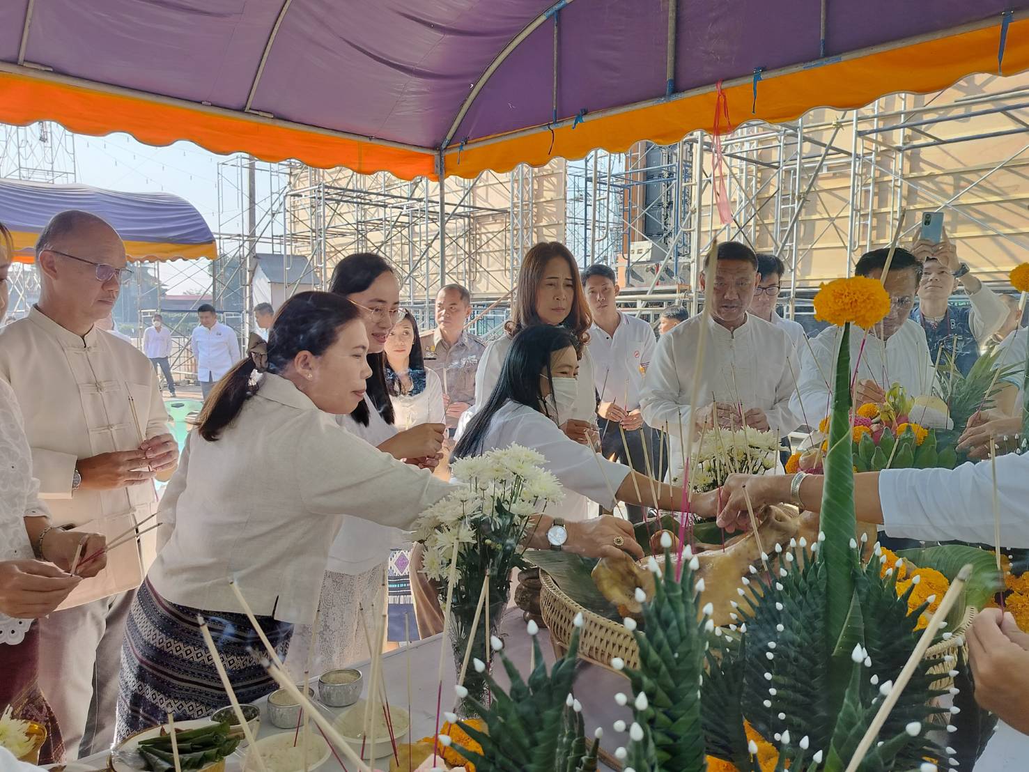 พช.น่าน ร่วมพิธีบวงสรวงสิ่งศักดิ์สิทธิ์ ศาลพระภูมิเจ้าทื่ ในงานประจำปีและของดีเมืองน่าน ประจำปี 2567