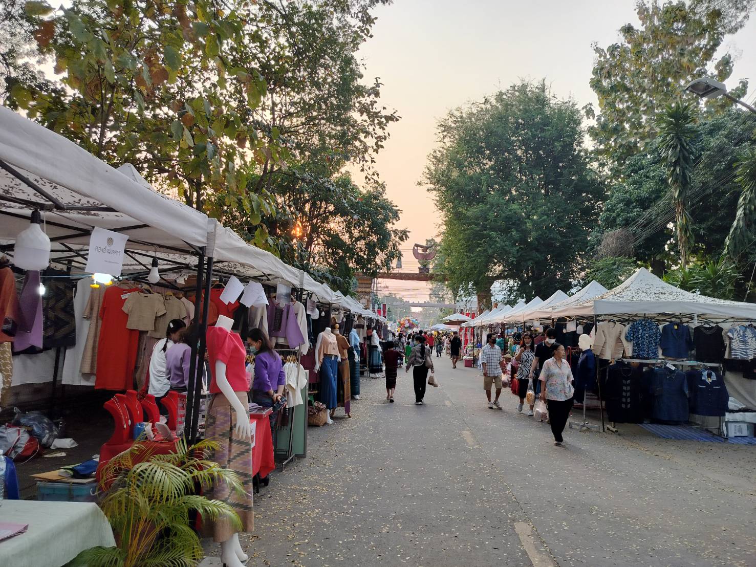 บรรยากาศ วันที่ 8 งานจัดแสดงและจําหน่ายผลิตภัณฑ์ชุมชน OTOP ผลิตภัณฑ์ Creative และของดีเมืองน่าน งานประจําปีและของดีเมืองน่าน ประจําปี 2567