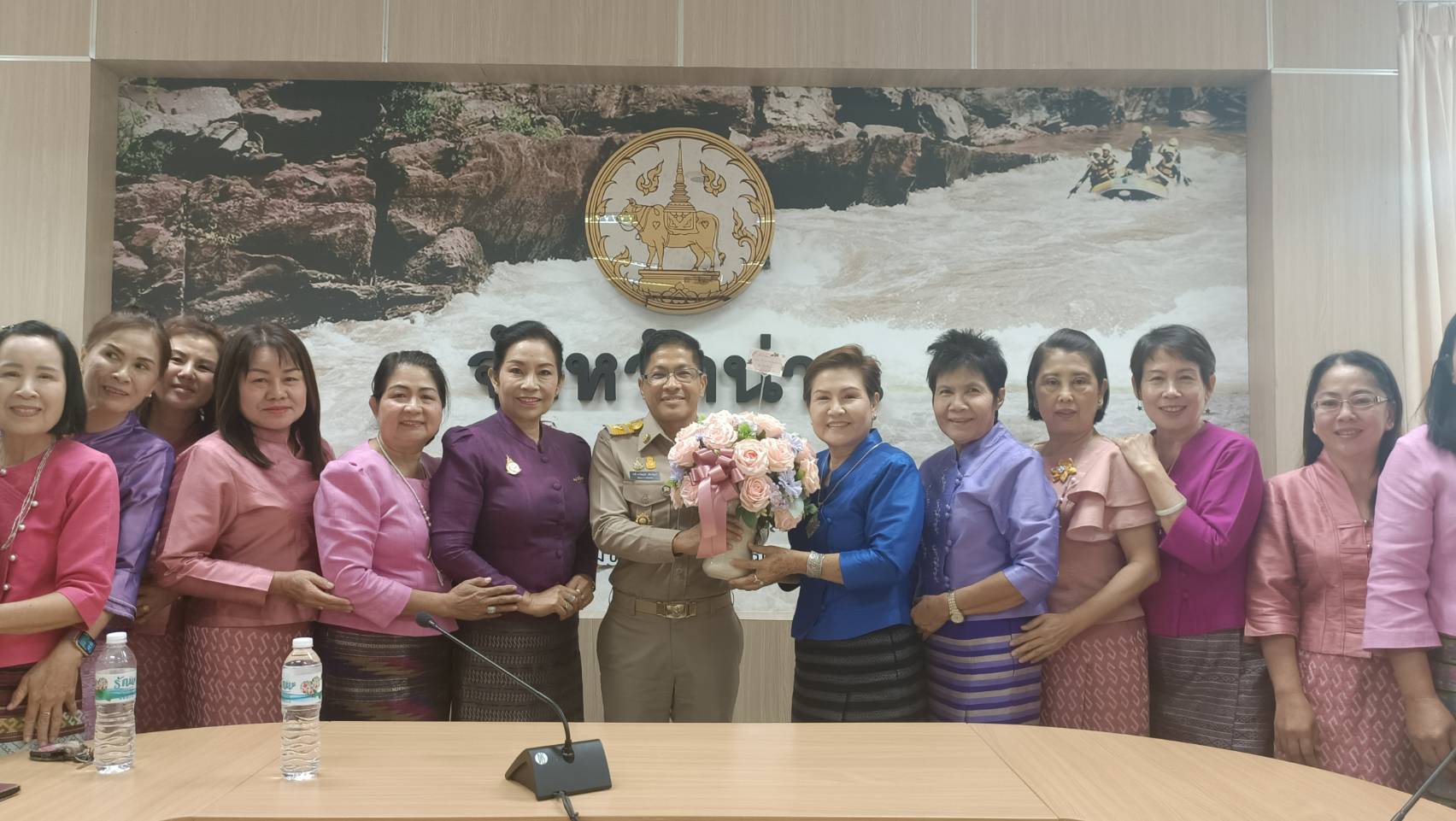 พจ.น่านประชุมพบปะคณะกรรมการพัฒนาสตรีจังหวัด (กพสจ.) จังหวัดน่าน