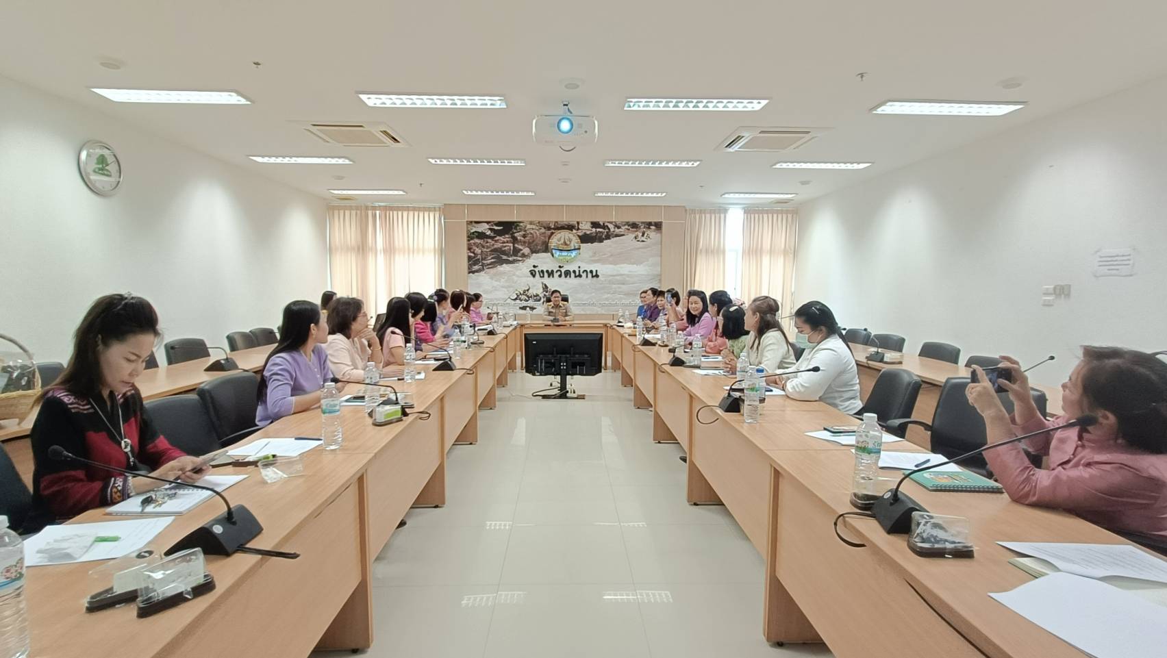 พจ.น่านประชุมพบปะคณะกรรมการพัฒนาสตรีจังหวัด (กพสจ.) จังหวัดน่าน