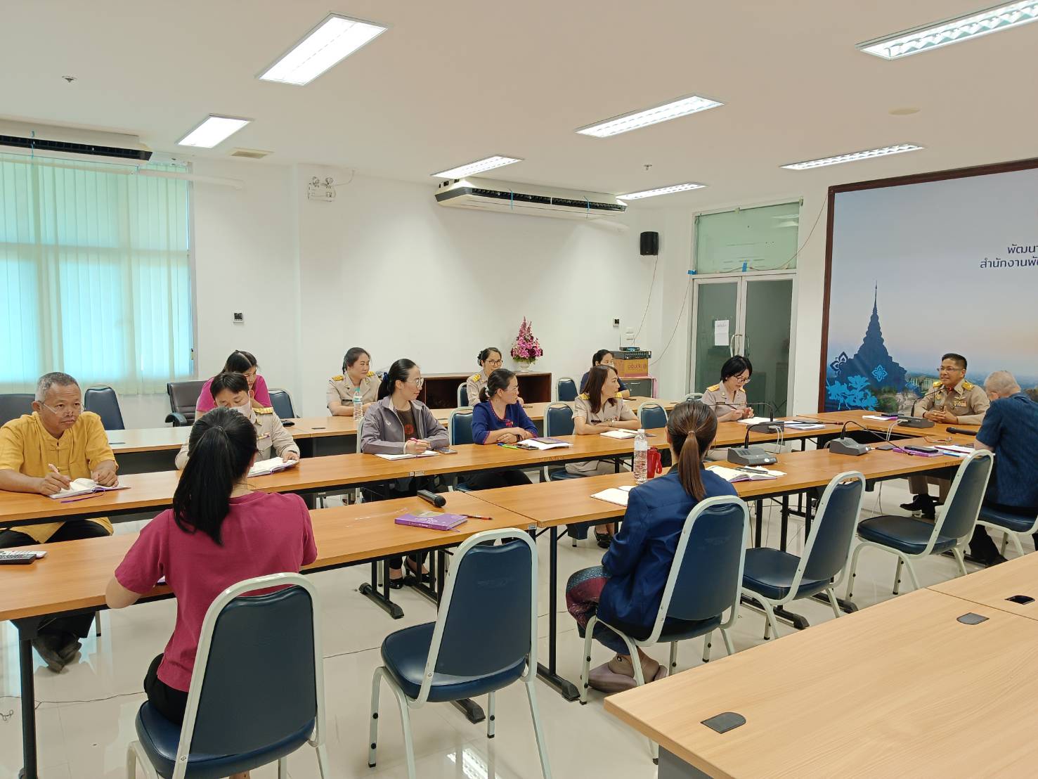 จ.น่าน ประชุมมอบนโยบายแก่ข้าราชการและเจ้าหน้าที่สำนักงานพัฒนาชุมชนจังหวัดน่าน