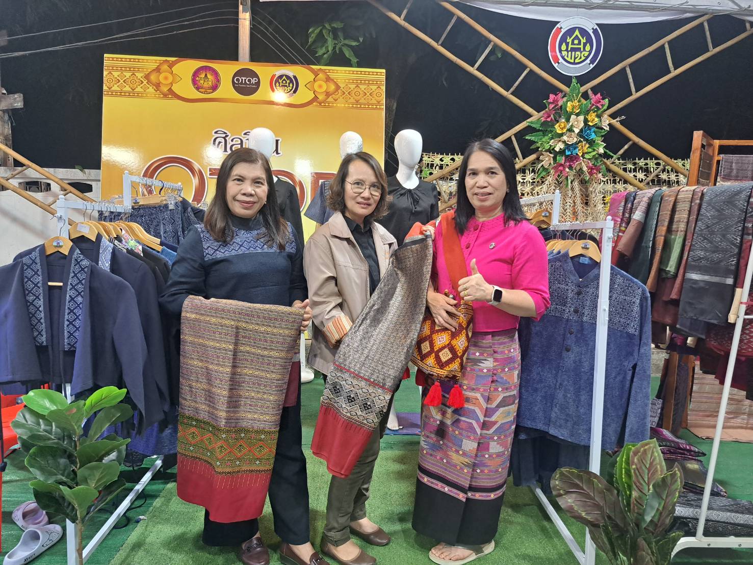 พช.น่าน เยี่ยมชมให้กำลังใจผู้ผลิตผู้ประกอบการที่นำผลิตภัณฑ์มาร่วมจัดแสดงและจําหน่ายผลิตภัณฑ์ชุมชน OTOP ผลิตภัณฑ์ Creative และของดีเมืองน่าน งานประจําปีและของดีเมืองน่าน ประจําปี 2567