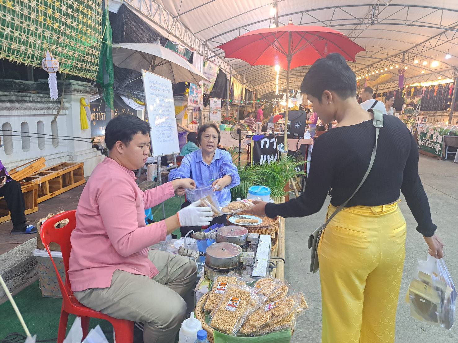 พช.น่าน เยี่ยมชมให้กำลังใจผู้ผลิตผู้ประกอบการที่นำผลิตภัณฑ์มาร่วมจัดแสดงและจําหน่ายผลิตภัณฑ์ชุมชน OTOP ผลิตภัณฑ์ Creative และของดีเมืองน่าน งานประจําปีและของดีเมืองน่าน ประจําปี 2567