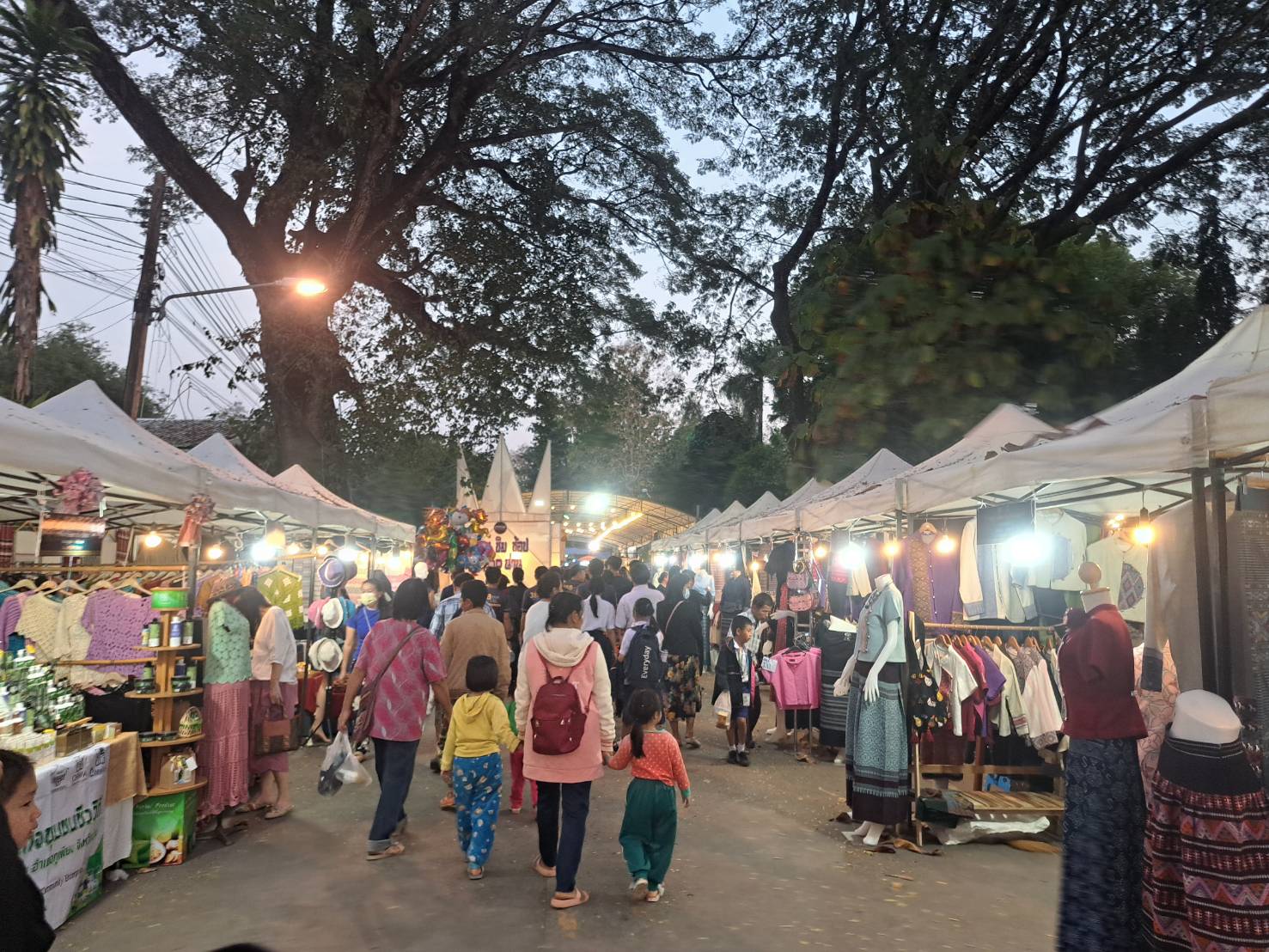 พช.น่าน เยี่ยมชมให้กำลังใจผู้ผลิตผู้ประกอบการที่นำผลิตภัณฑ์มาร่วมจัดแสดงและจําหน่ายผลิตภัณฑ์ชุมชน OTOP ผลิตภัณฑ์ Creative และของดีเมืองน่าน งานประจําปีและของดีเมืองน่าน ประจําปี 2567