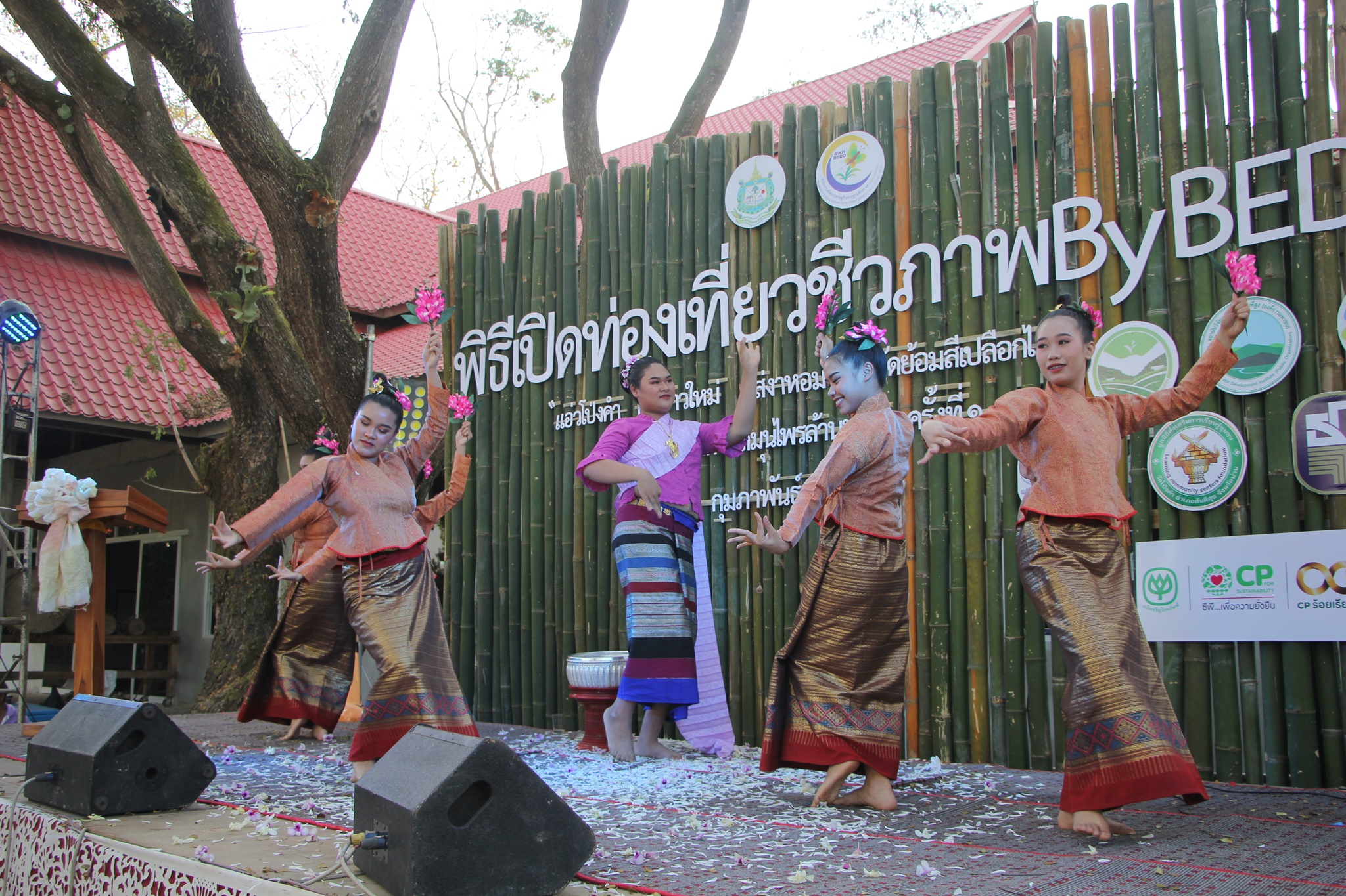 พช.น่าน ร่วมกิจกรรม แอ่วโป่งคำ กิ๋นข้าวใหม่ ใส่งาหอม ผ้ามัดย้อมสีเปลือกไม้ ผ่อนคลายสุขภาพด้วยสุมนไพรล้านนา ครั้งที่ 1