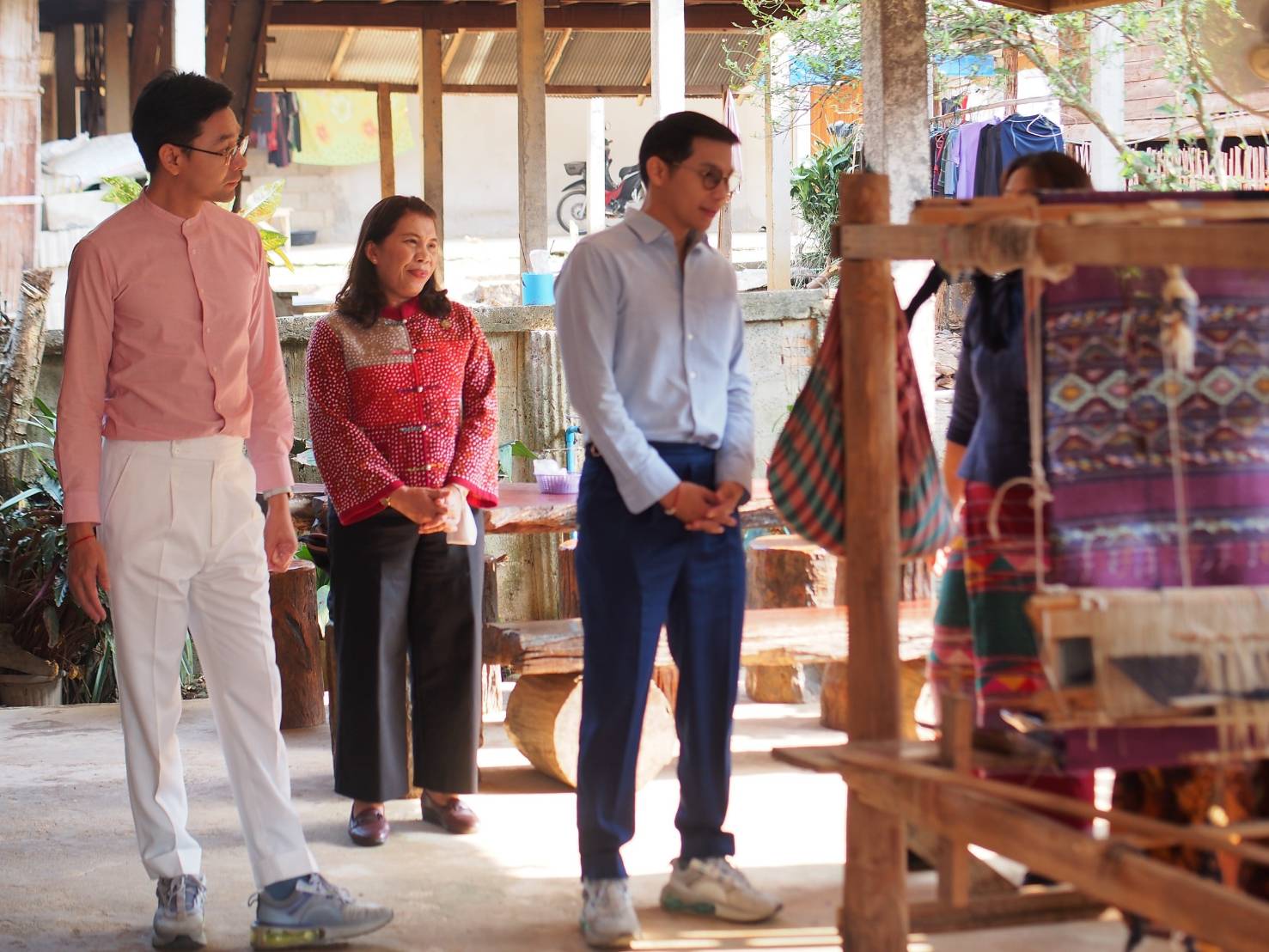 ”พช.น่าน“ต้อนรับดีไซน์เนอร์ แบรนด์ GLAM GOLD LABEL (แกลม โกลด์ เลเบิล) ลงพื้นที่เยี่ยมชม ให้กำลังใจผู้ประกอบการประเภทผ้าและเครื่องแต่งกาย พื้นที่จังหวัดน่าน