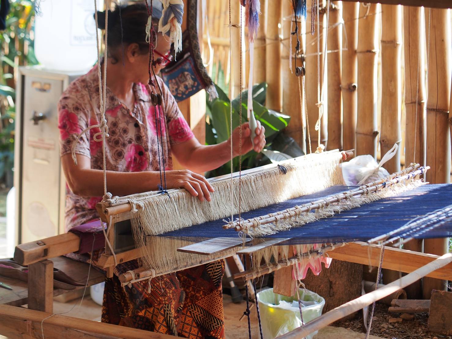 ”พช.น่าน“ต้อนรับดีไซน์เนอร์ แบรนด์ GLAM GOLD LABEL (แกลม โกลด์ เลเบิล) ลงพื้นที่เยี่ยมชม ให้กำลังใจผู้ประกอบการประเภทผ้าและเครื่องแต่งกาย พื้นที่จังหวัดน่าน